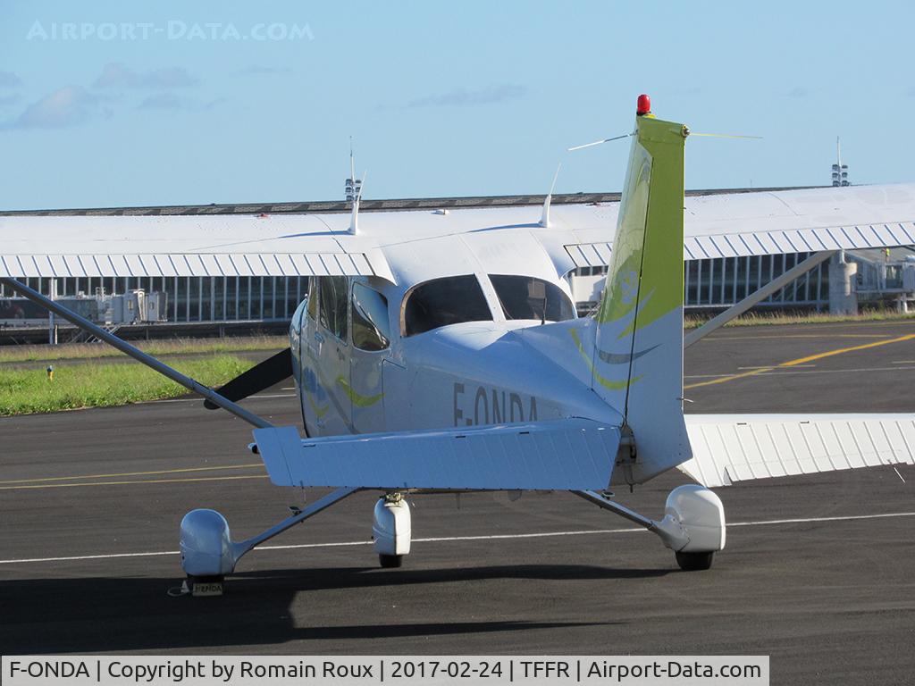 F-ONDA, 2001 Cessna 172S Skyhawk SP C/N 172S8988, Parked
