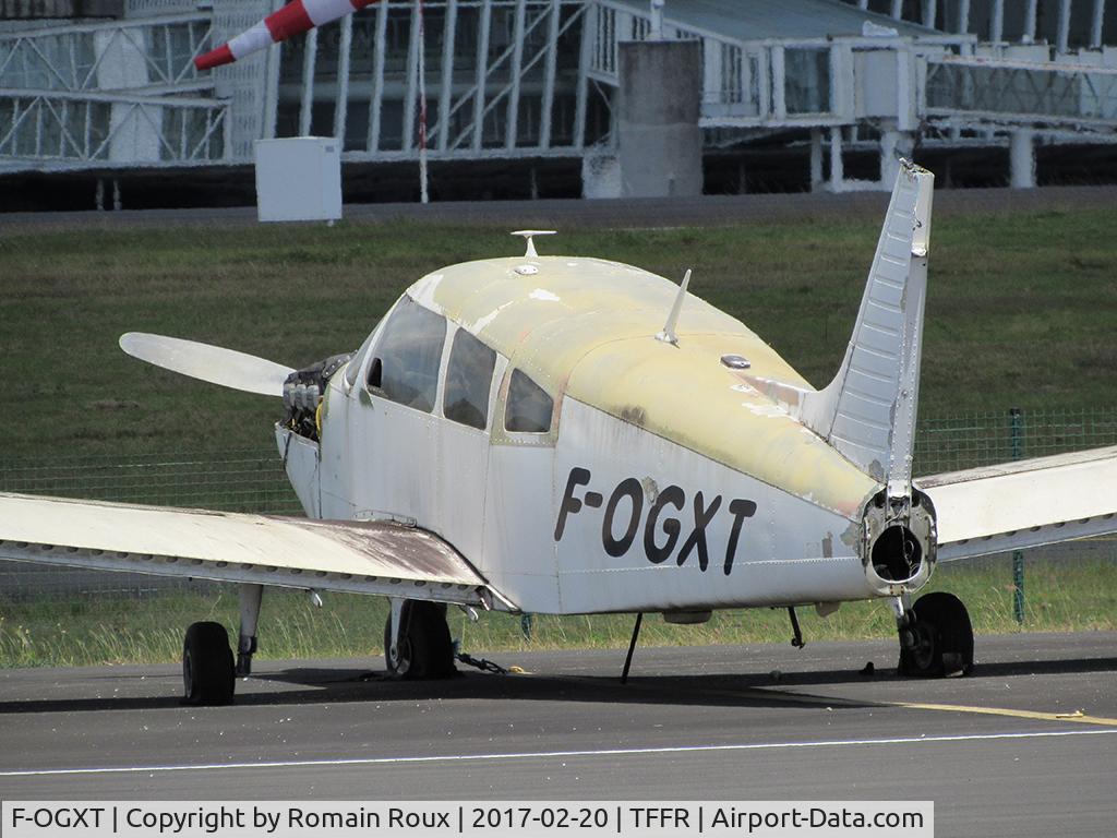 F-OGXT, Piper PA-28-236 Dakota C/N 28-7911116, Parked