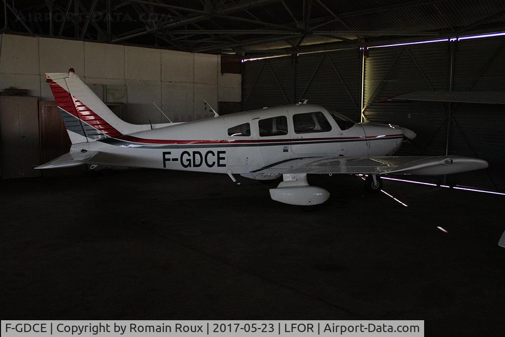 F-GDCE, Piper PA-28-181 Archer C/N 287890538, Parked
