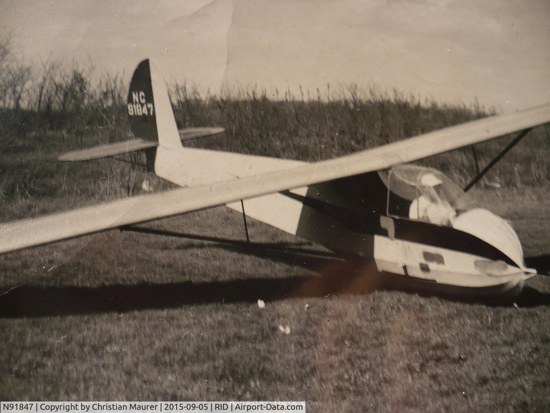 N91847, 1946 Schweizer SGU 2-22 C/N 22, A Schweizer SGU 2-22 - Notice there is not the typical 2-22/33 aft pilot door that you usually see. I believe that it is likely that at the time when this photo was taken, this is the original paint scheme and paint/fabric from original.
