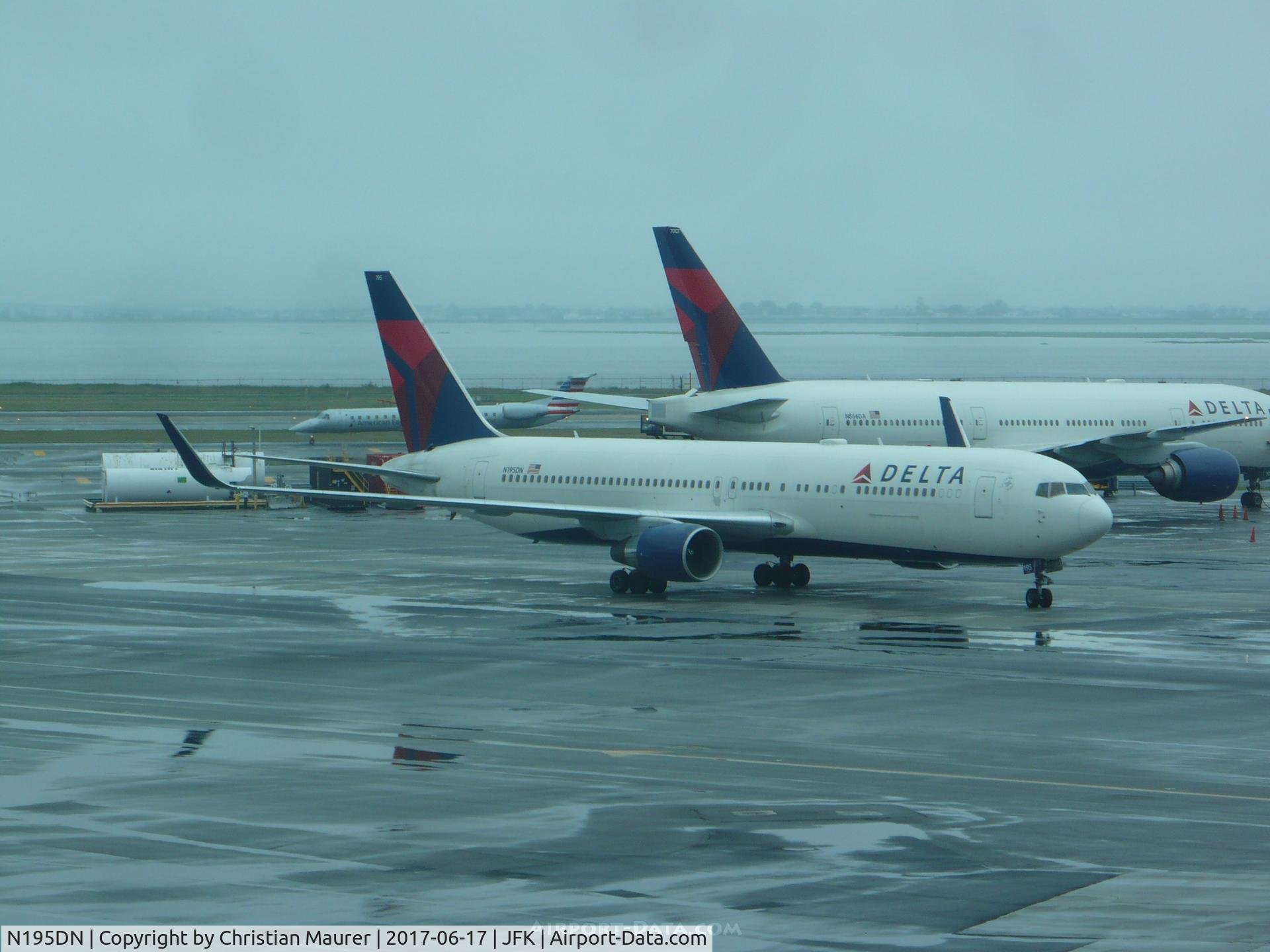 N195DN, 1997 Boeing 767-332 C/N 28452, Boeing 767-300ER