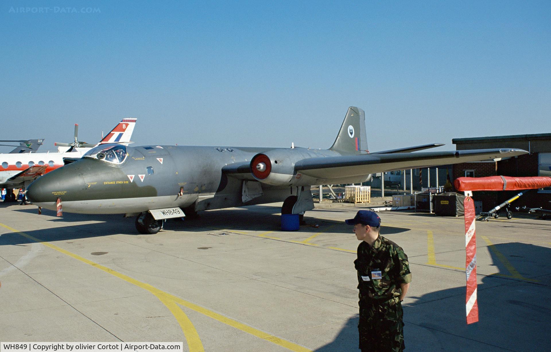 WH849, English Electric Canberra T.4 C/N EEP71295, RIAT 2001