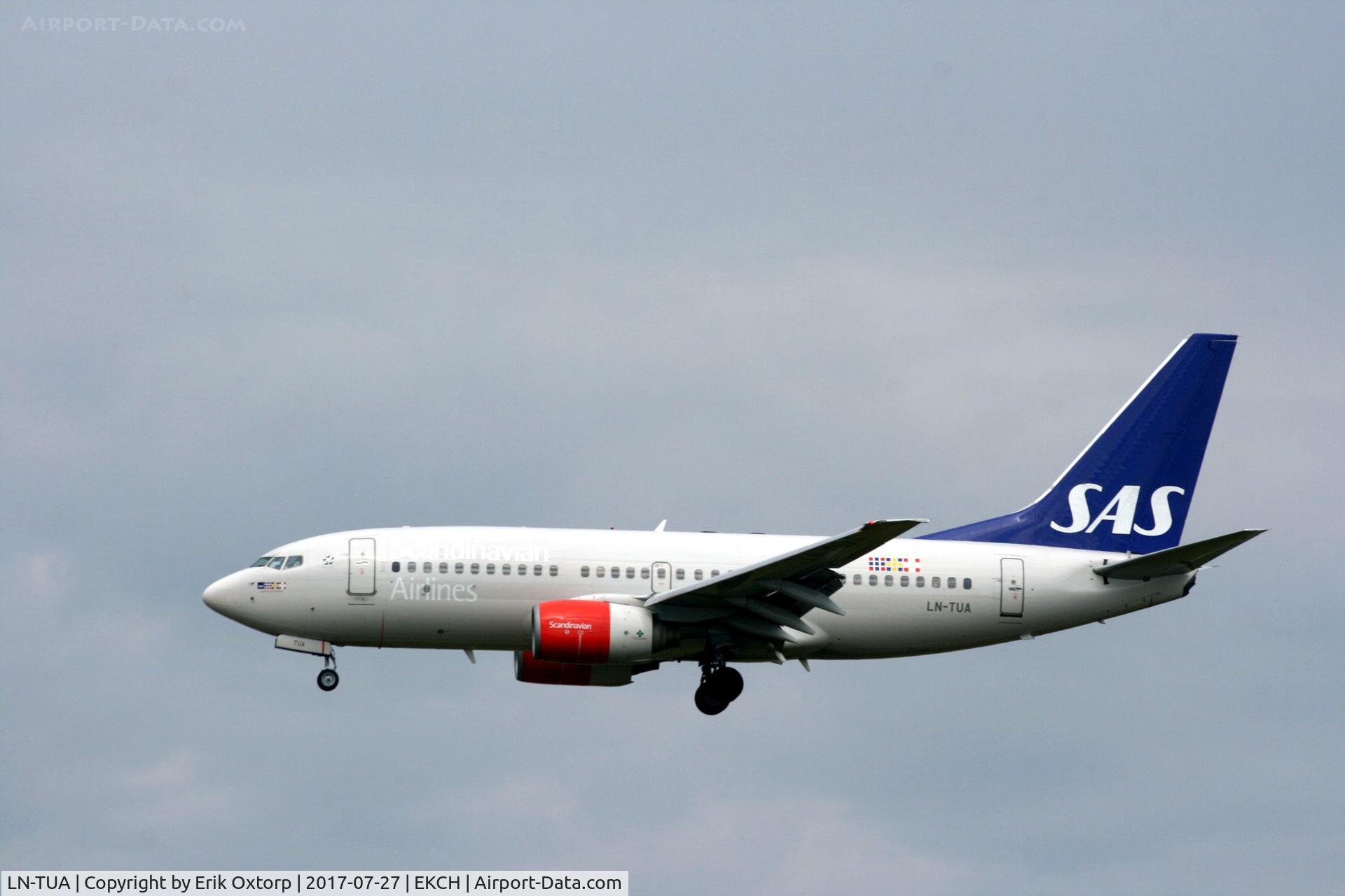 LN-TUA, 1998 Boeing 737-705 C/N 28211, LN-TUA arriving rw 22L