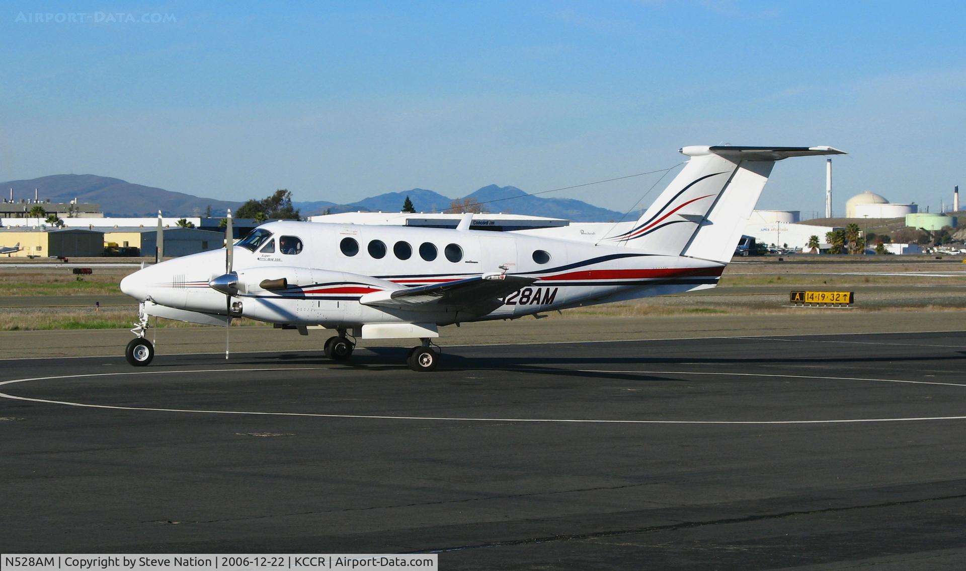 N528AM, 1985 Beech 300 Super King Air C/N FA-59, Souse Brothers Ocean Towing Co., Coos Bay, OR 1985 Beech King Air 300 taxiing from Pacific States Aviation ramp @ Buchanan Field, Concord, CA
