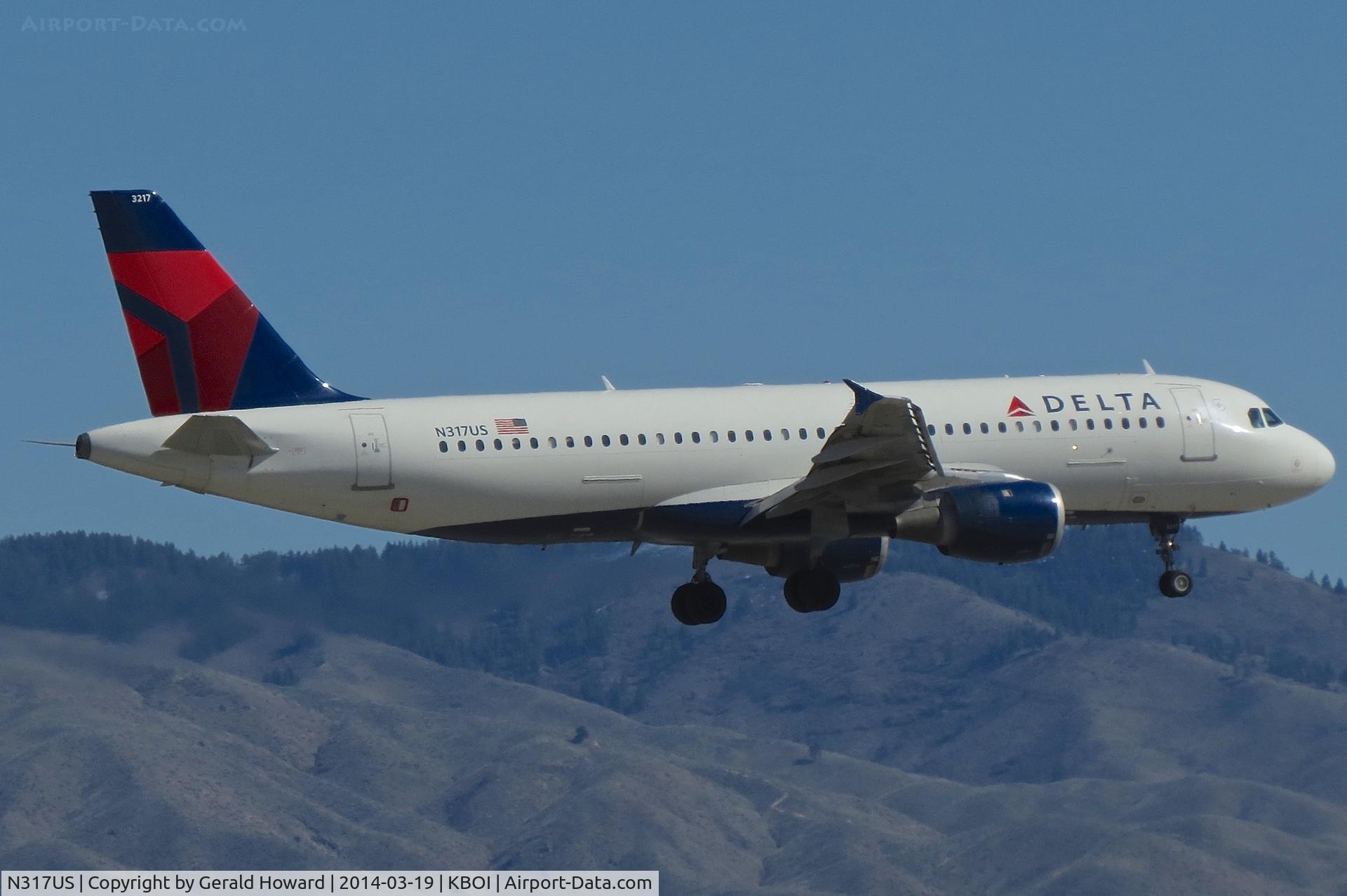 N317US, 1991 Airbus A320-211 C/N 197, Landing RWY 10L.