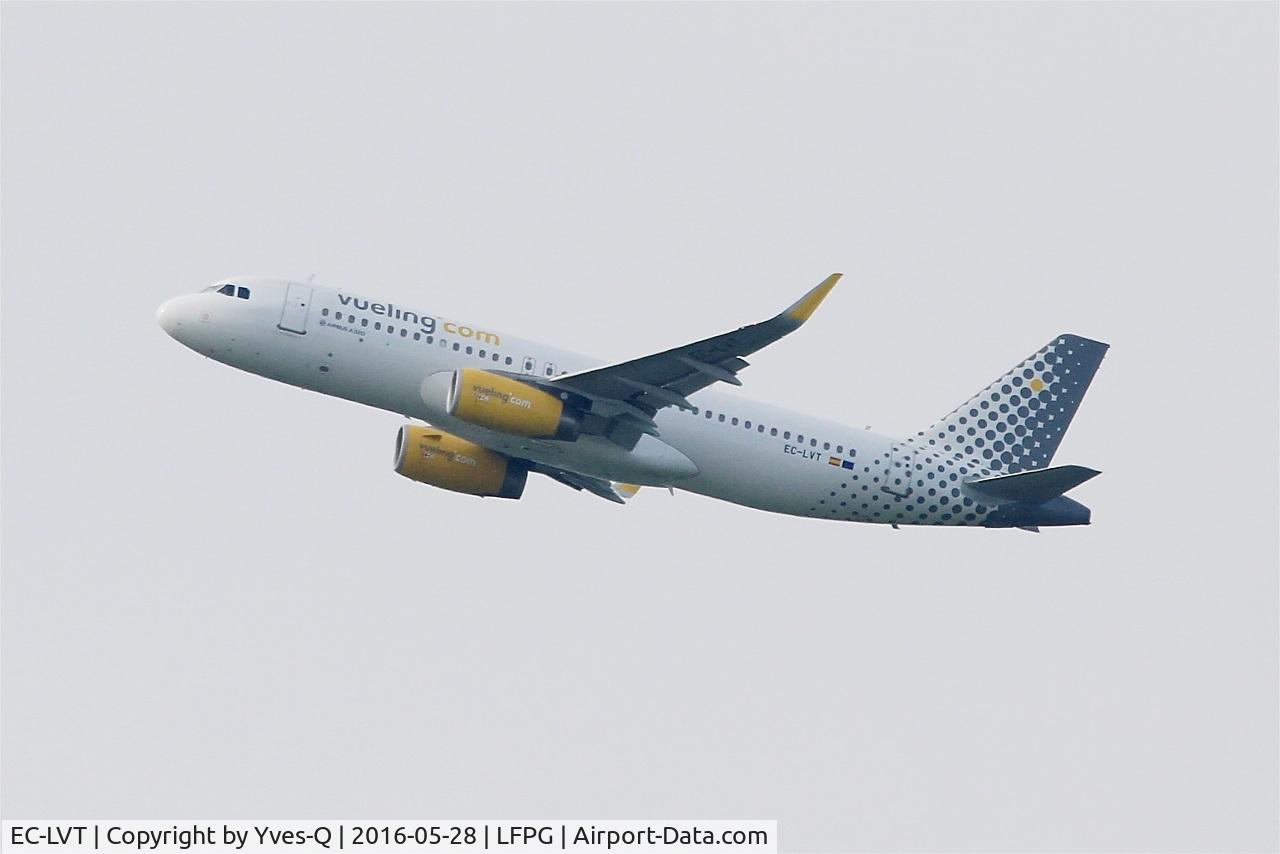 EC-LVT, 2013 Airbus A320-232 C/N 5612, Airbus A320-232Airbus A319-111, Take off rwy 08L, Roissy Charles De Gaulle airport (LFPG-CDG)