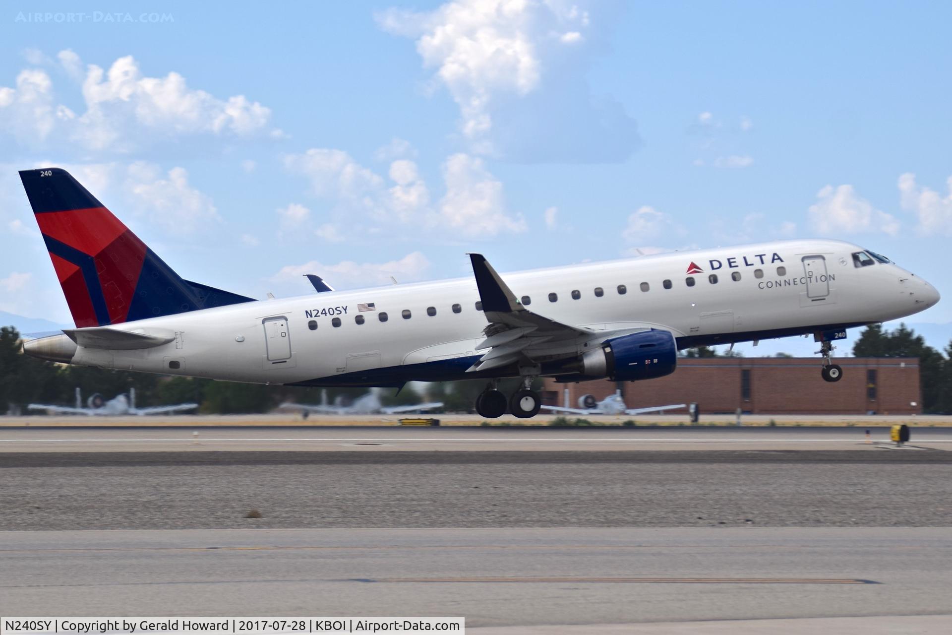 N240SY, 2016 Embraer 175LR (ERJ-170-200LR) C/N 17000580, Take off from RWY 28R.