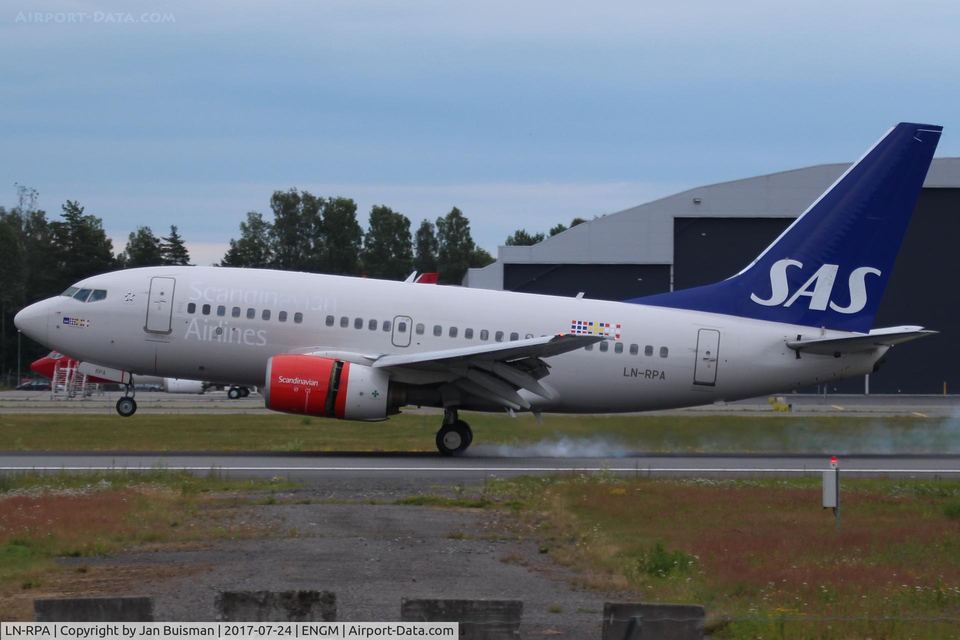 LN-RPA, 1998 Boeing 737-683 C/N 28290, SAS, braking on landing