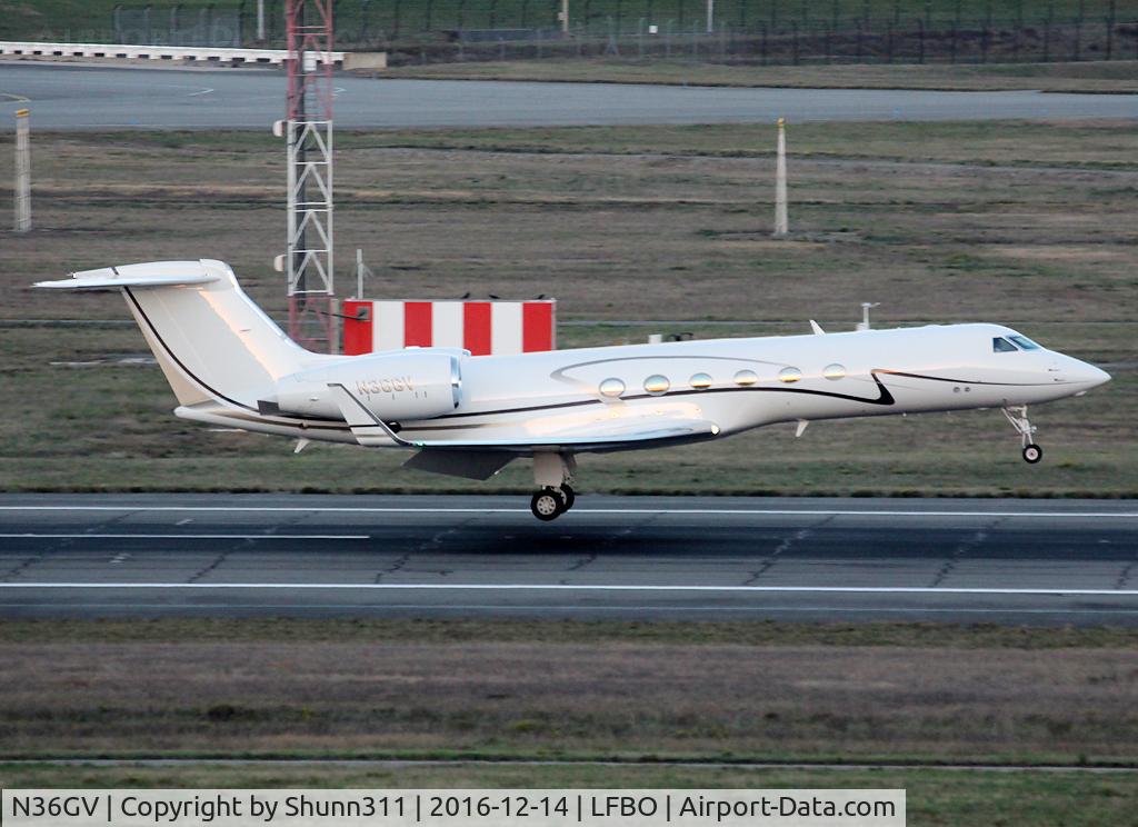 N36GV, 2002 Gulfstream Aerospace G-V C/N 674, Landing rwy 14R