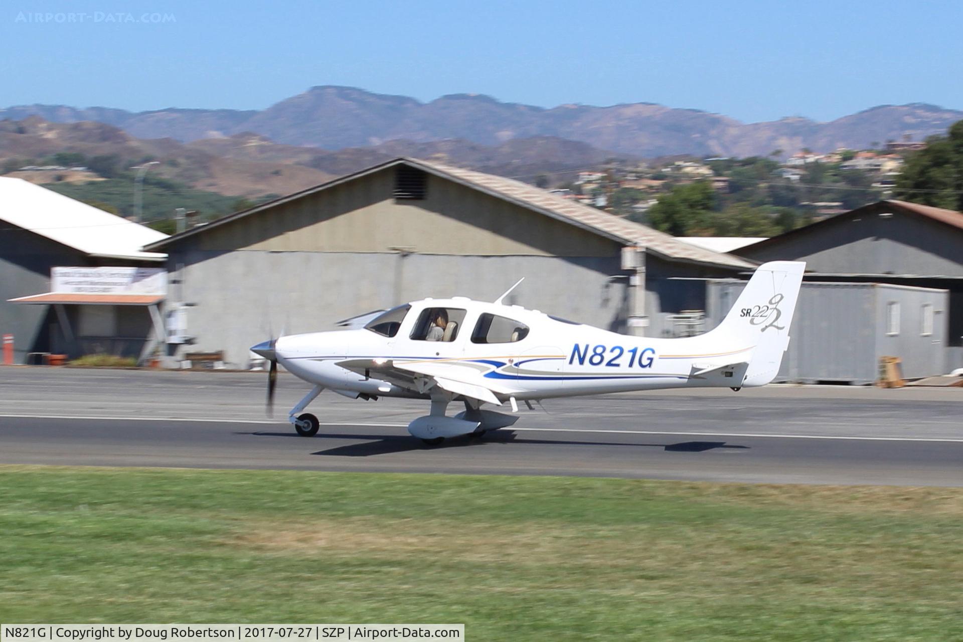 N821G, 2005 Cirrus SR22 G2 C/N 1471, 2005 Cirrus SR22 G2, Continental IO-550 300 Hp, landing roll Rwy 22