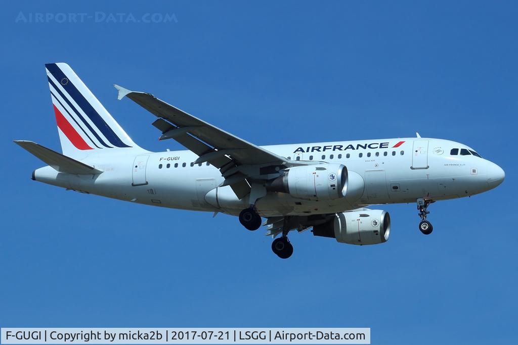 F-GUGI, 2004 Airbus A318-111 C/N 2350, Landing. Scrapped in december 2022.