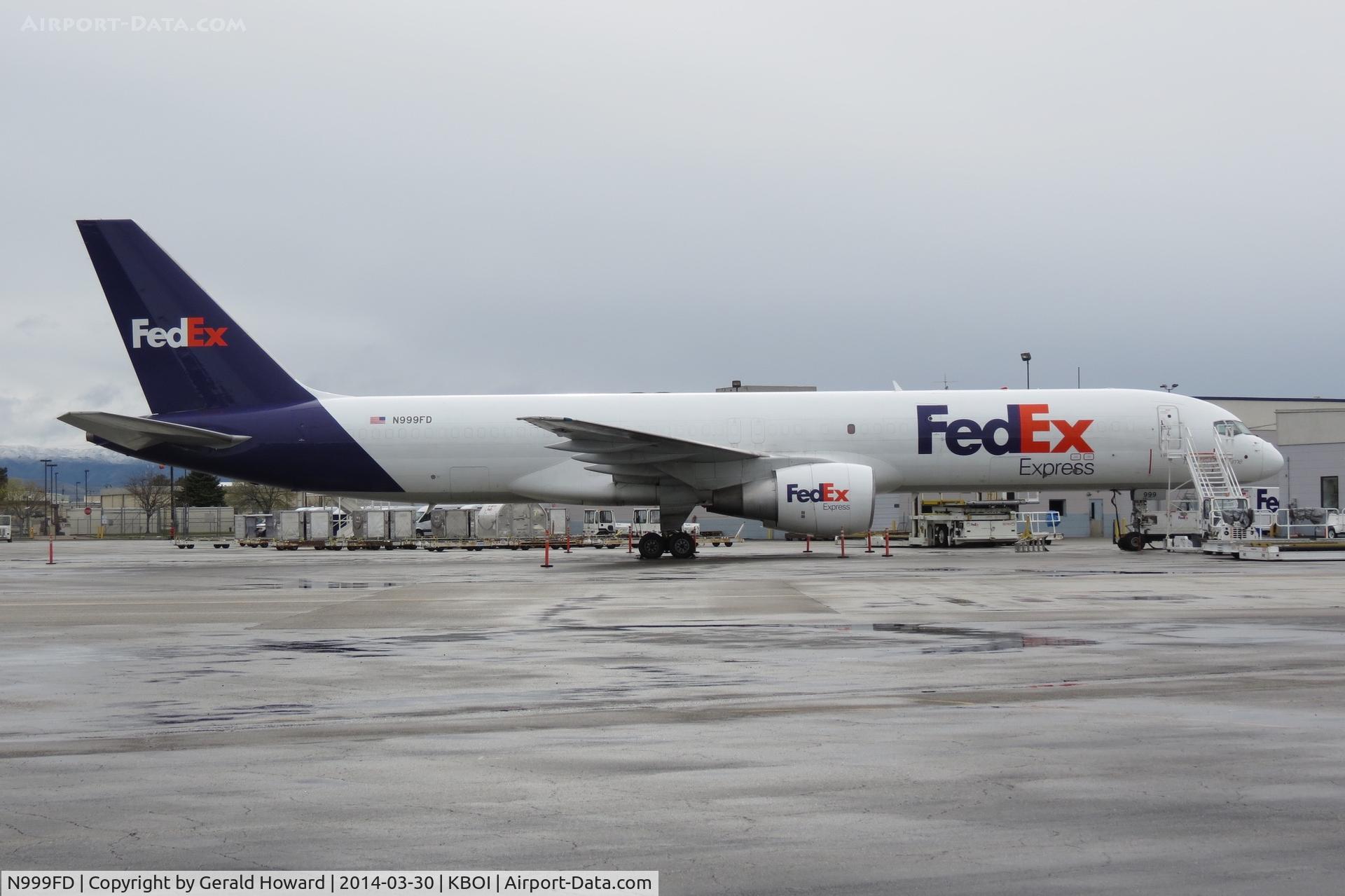 N999FD, 1990 Boeing 757-230/SF C/N 24748, Parked on the Fed Ex ramp.