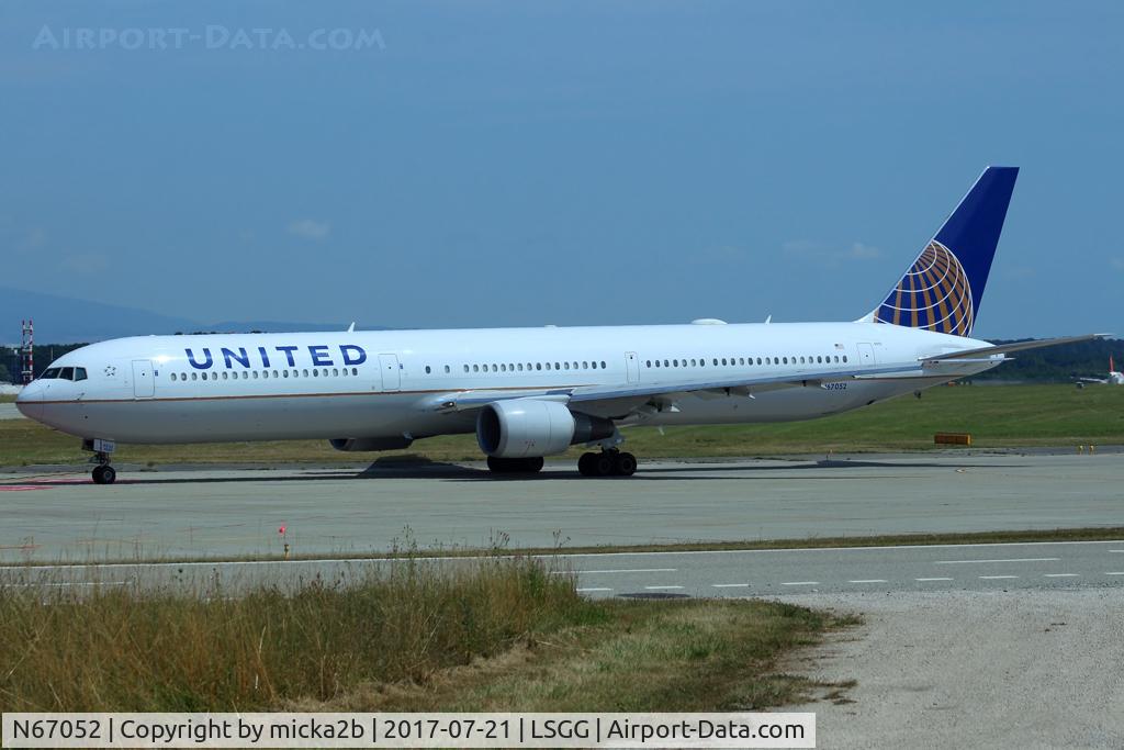 N67052, 2000 Boeing 767-424/ER C/N 29447, Taxiing