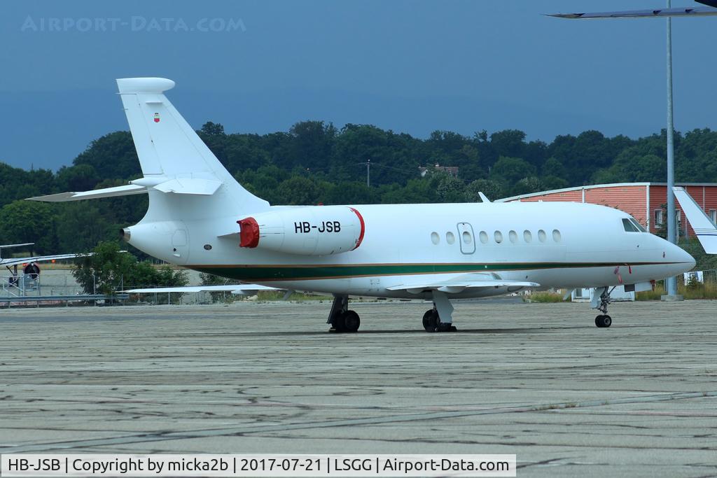 HB-JSB, 2002 Dassault Falcon 2000 C/N 171, Parked