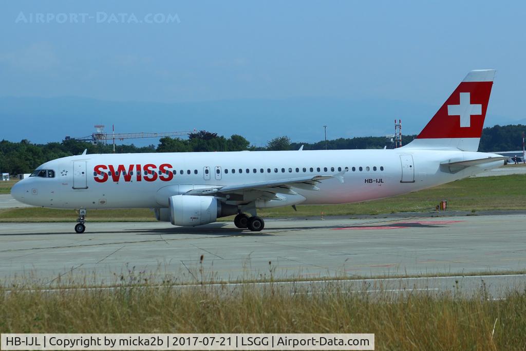 HB-IJL, 1996 Airbus A320-214 C/N 603, Taxiing