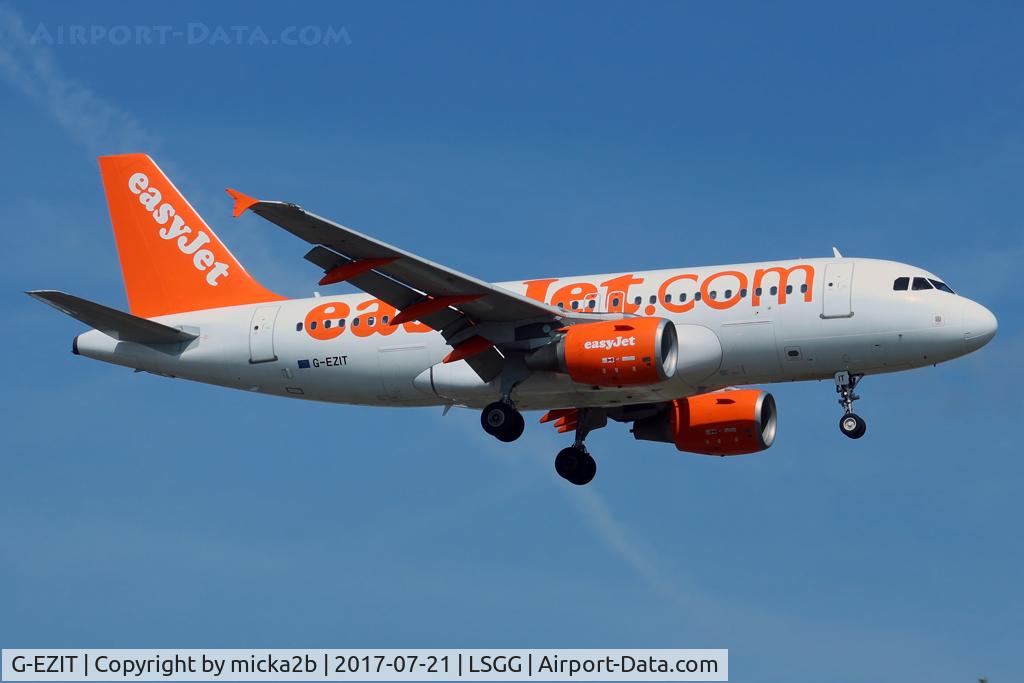 G-EZIT, 2005 Airbus A319-111 C/N 2538, Landing