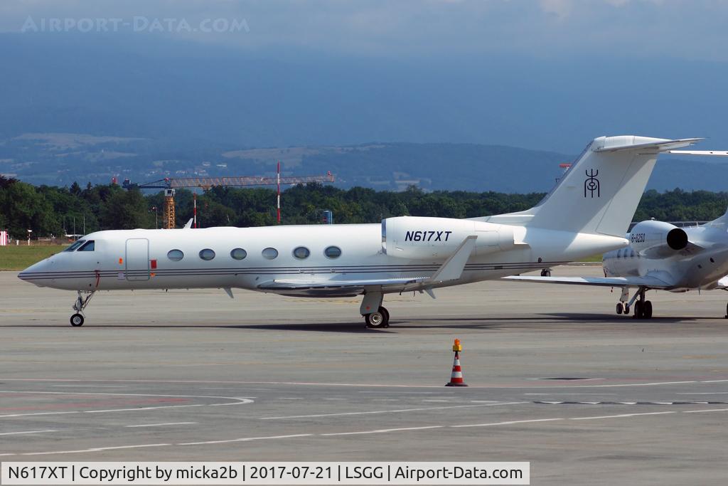 N617XT, 2013 Gulfstream Aerospace GIV-X (G450) C/N 4295, Parked