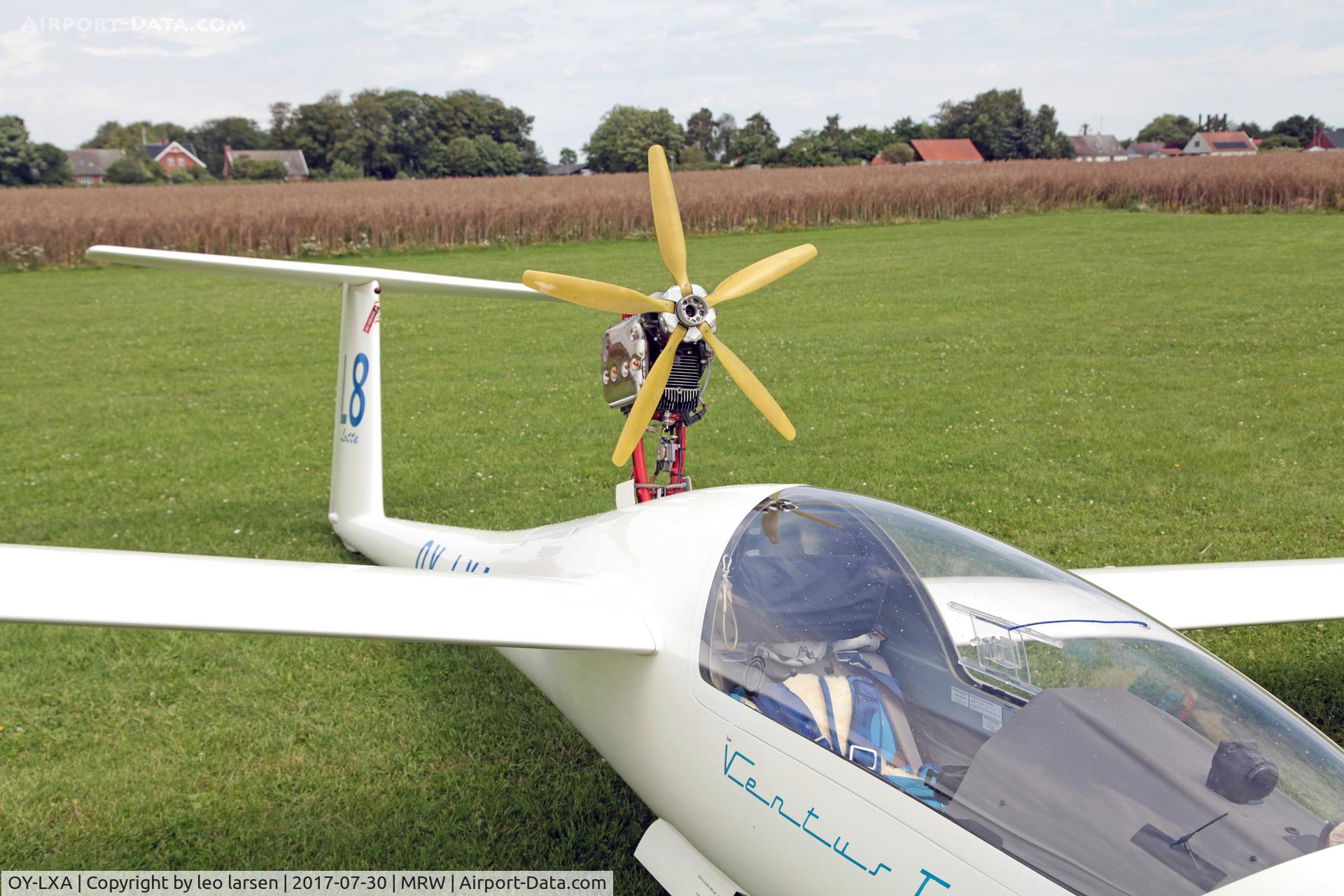 OY-LXA, 1987 Schempp-Hirth Ventus cT C/N 85/330, Maribo 30.7.2017 with retractable sustaner engine in view.