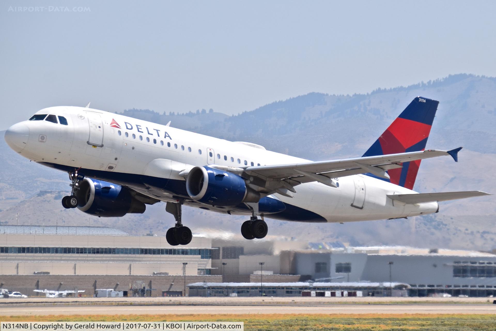 N314NB, 2000 Airbus A319-114 C/N 1191, Take off from RWY 28L.