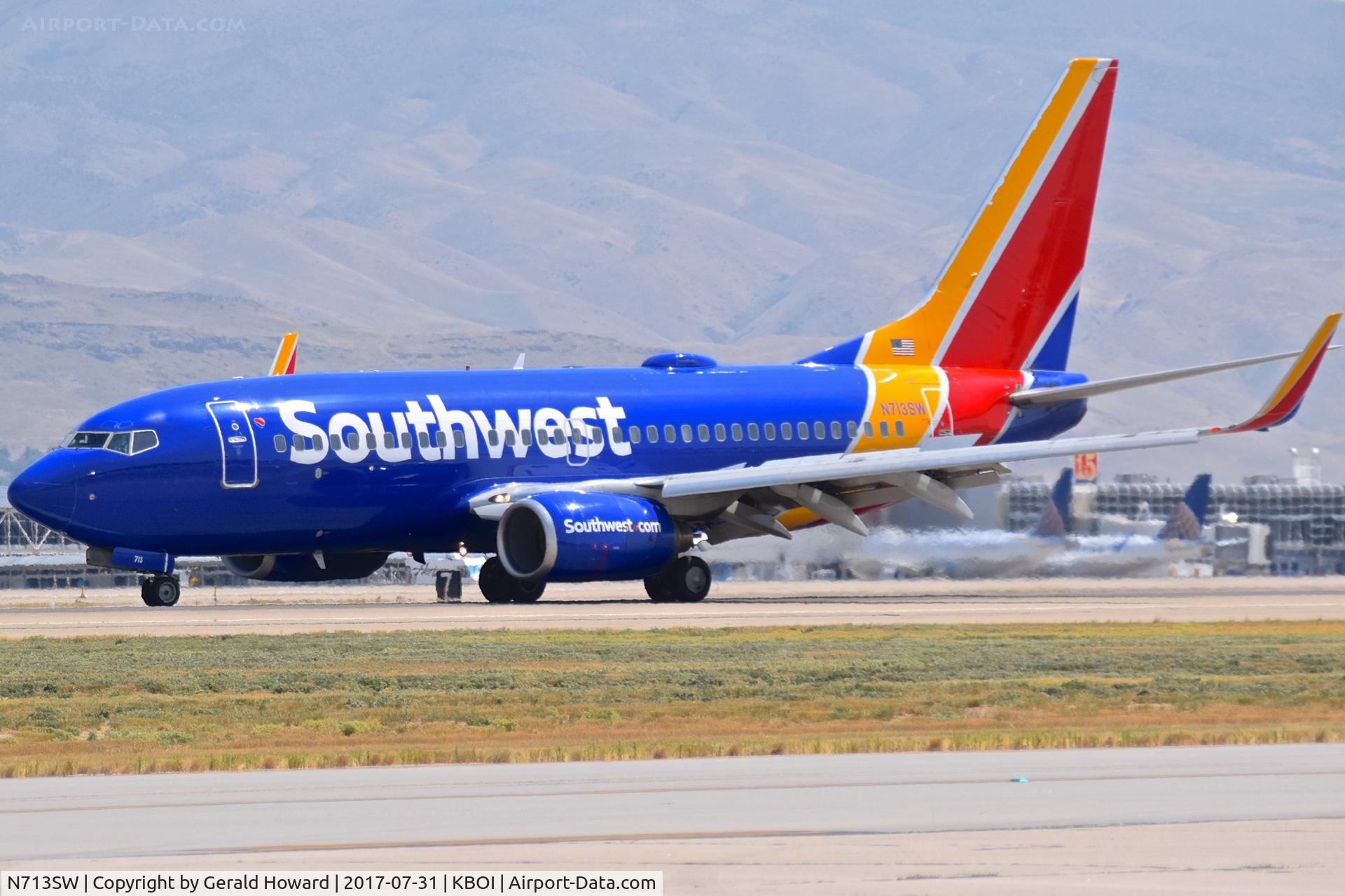 N713SW, 1998 Boeing 737-7H4 C/N 27847, Landing roll out on RWY 28L.