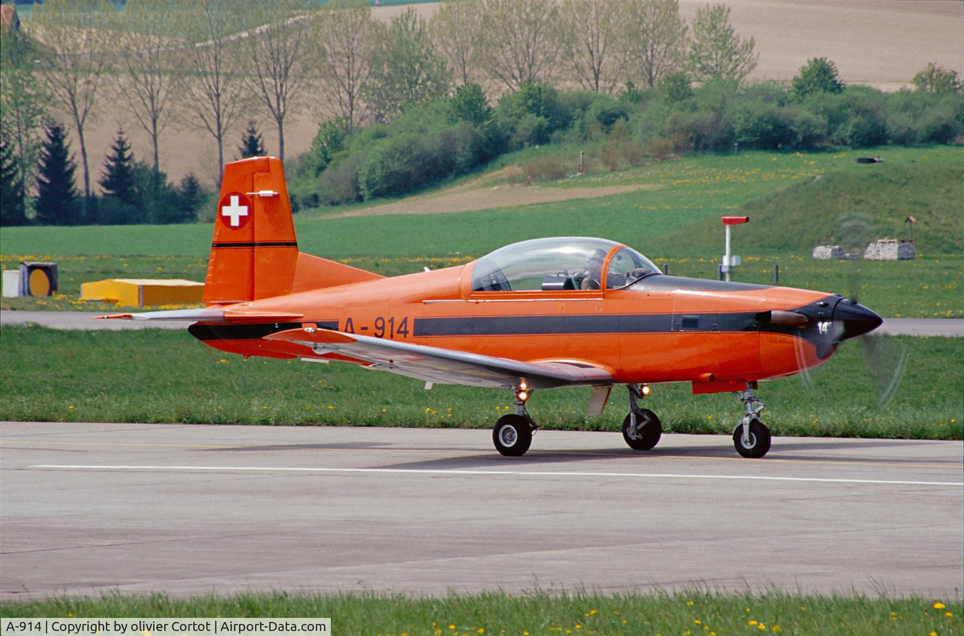 A-914, 1982 Pilatus PC-7 Turbo Trainer C/N 322, Payerne 2003