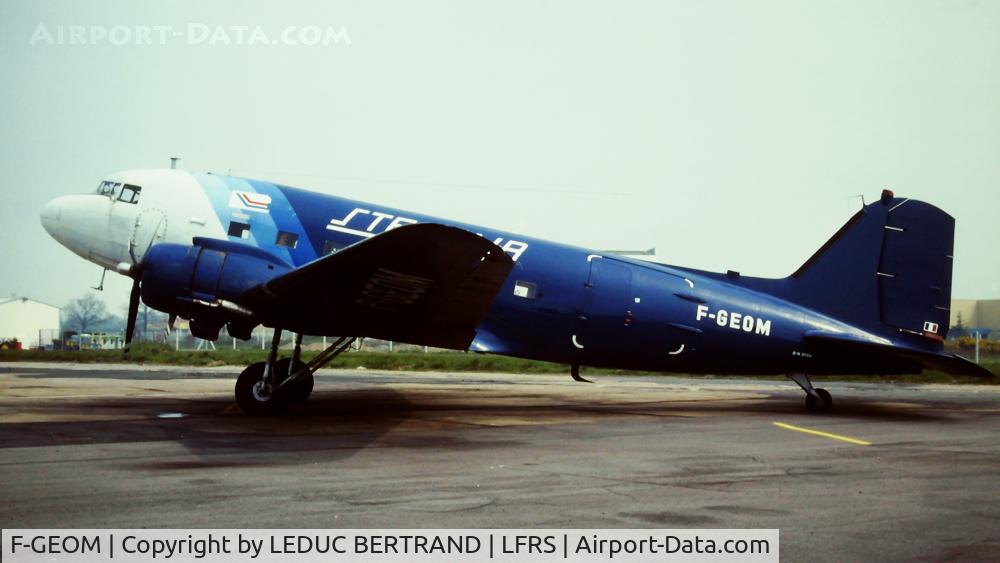 F-GEOM, 1942 Douglas DC-3C-S1C3G (C-47A) C/N 9798, Scanned from K64.
Stellair.