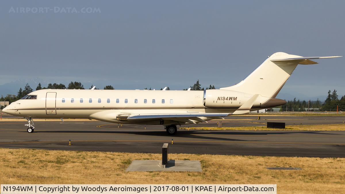 N194WM, 2008 Bombardier BD-700-1A10 Global Express C/N 9277, Taxing for departure at KPAE