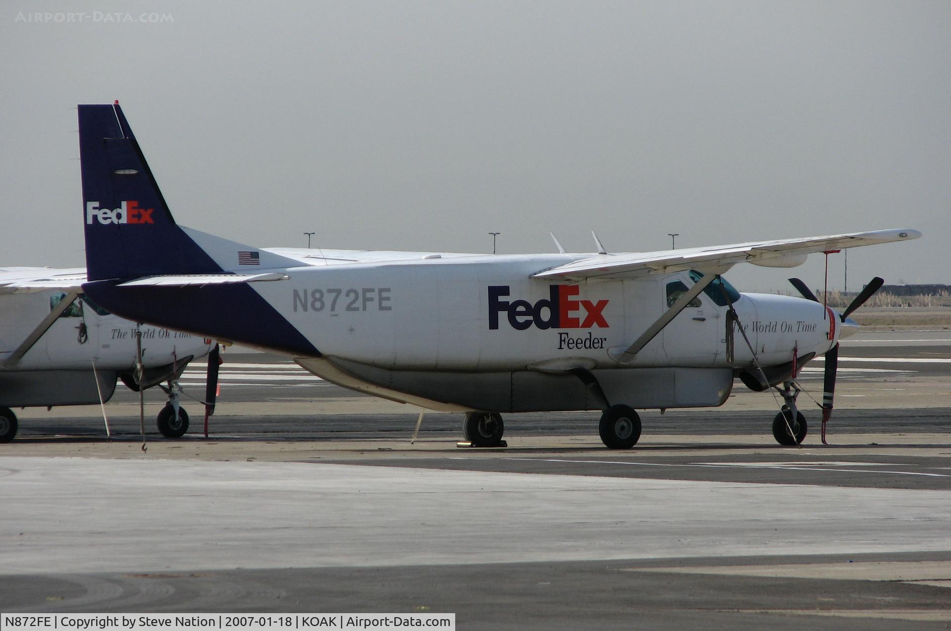 N872FE, 1989 Cessna 208B C/N 208B0200, FEDEX Express 1989 Cessna 208B @ Oakland International Airport, CA waiting for loading with packages