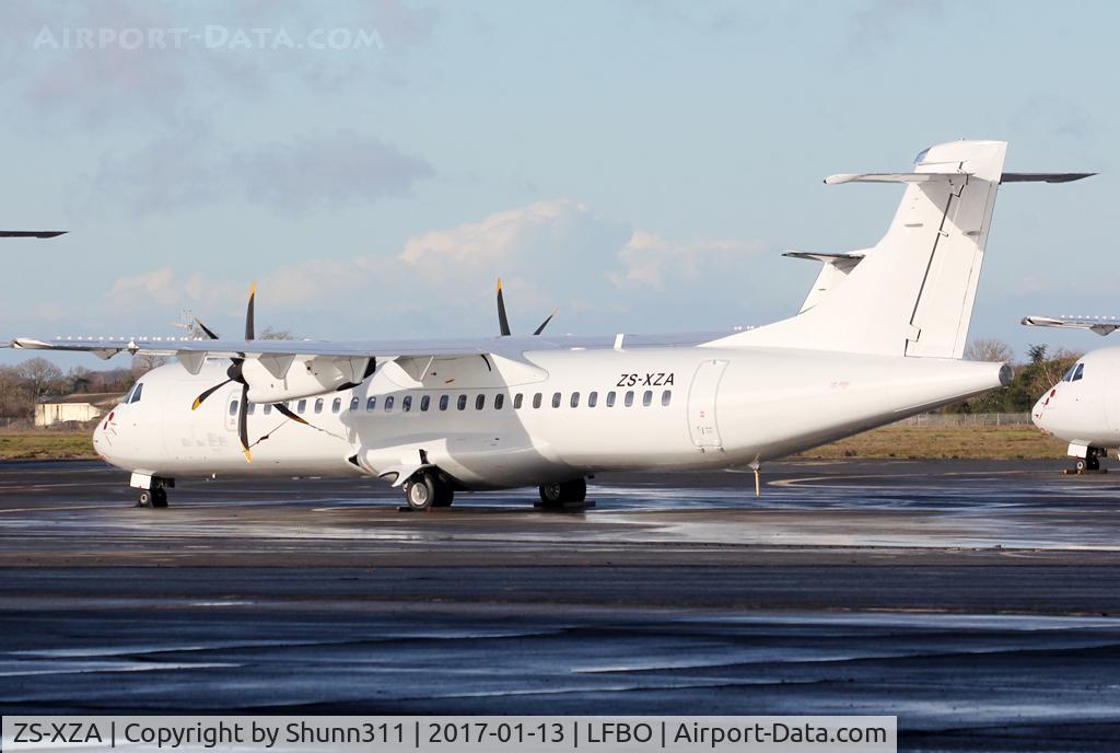 ZS-XZA, 2005 ATR 72-212A C/N 719, Parked in all white c/s without titles...