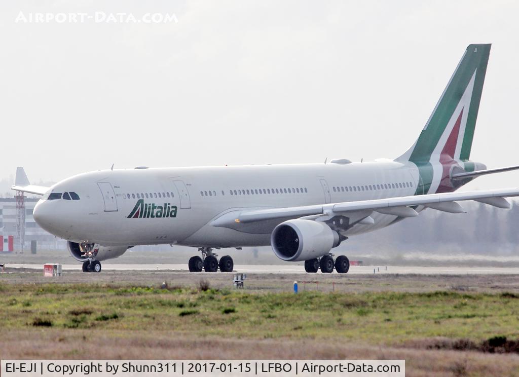 EI-EJI, 2011 Airbus A330-202 C/N 1218, Taxiing to the Terminal...