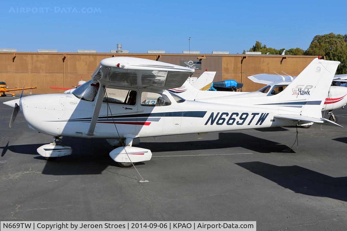 N669TW, 2002 Cessna 172S C/N 172S9066, KPAO