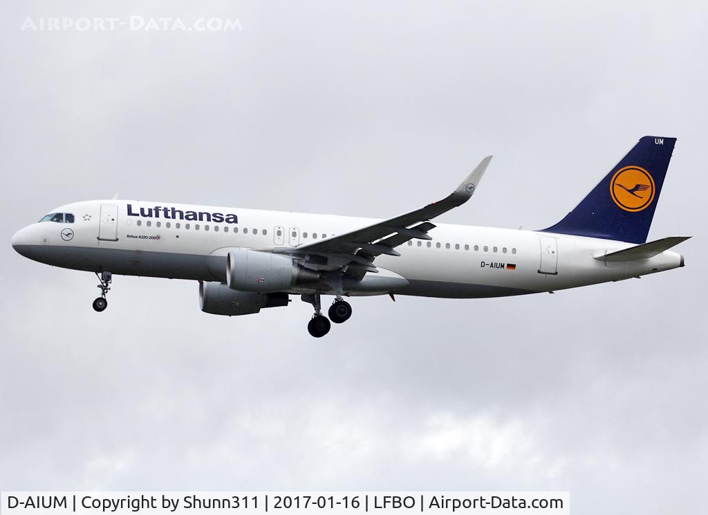 D-AIUM, 2015 Airbus A320-214 C/N 6577, Landing rwy 32L