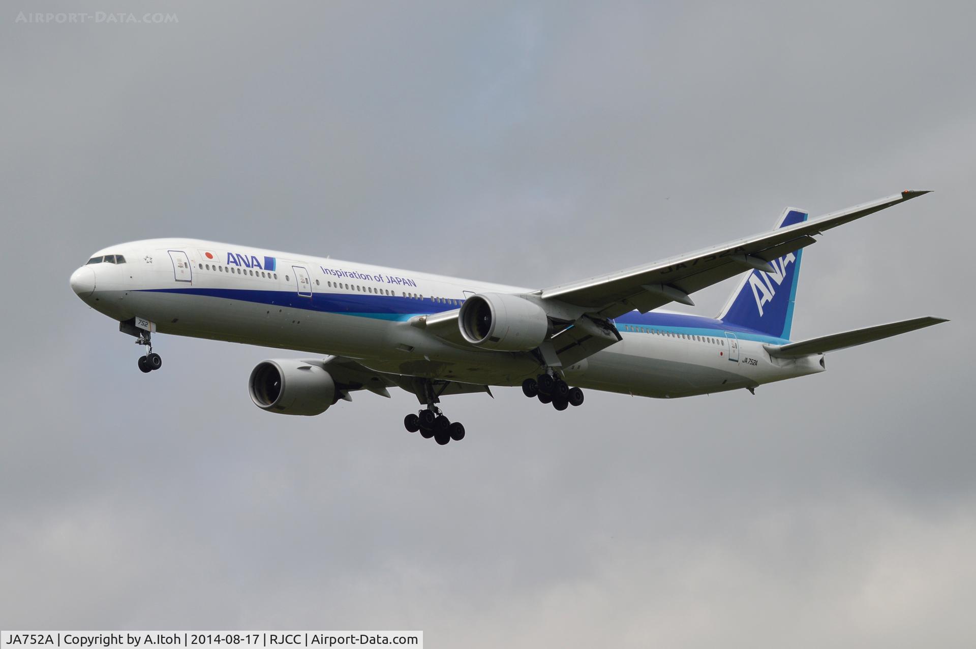 JA752A, 1998 Boeing 777-381 C/N 28274, App rwy 19L