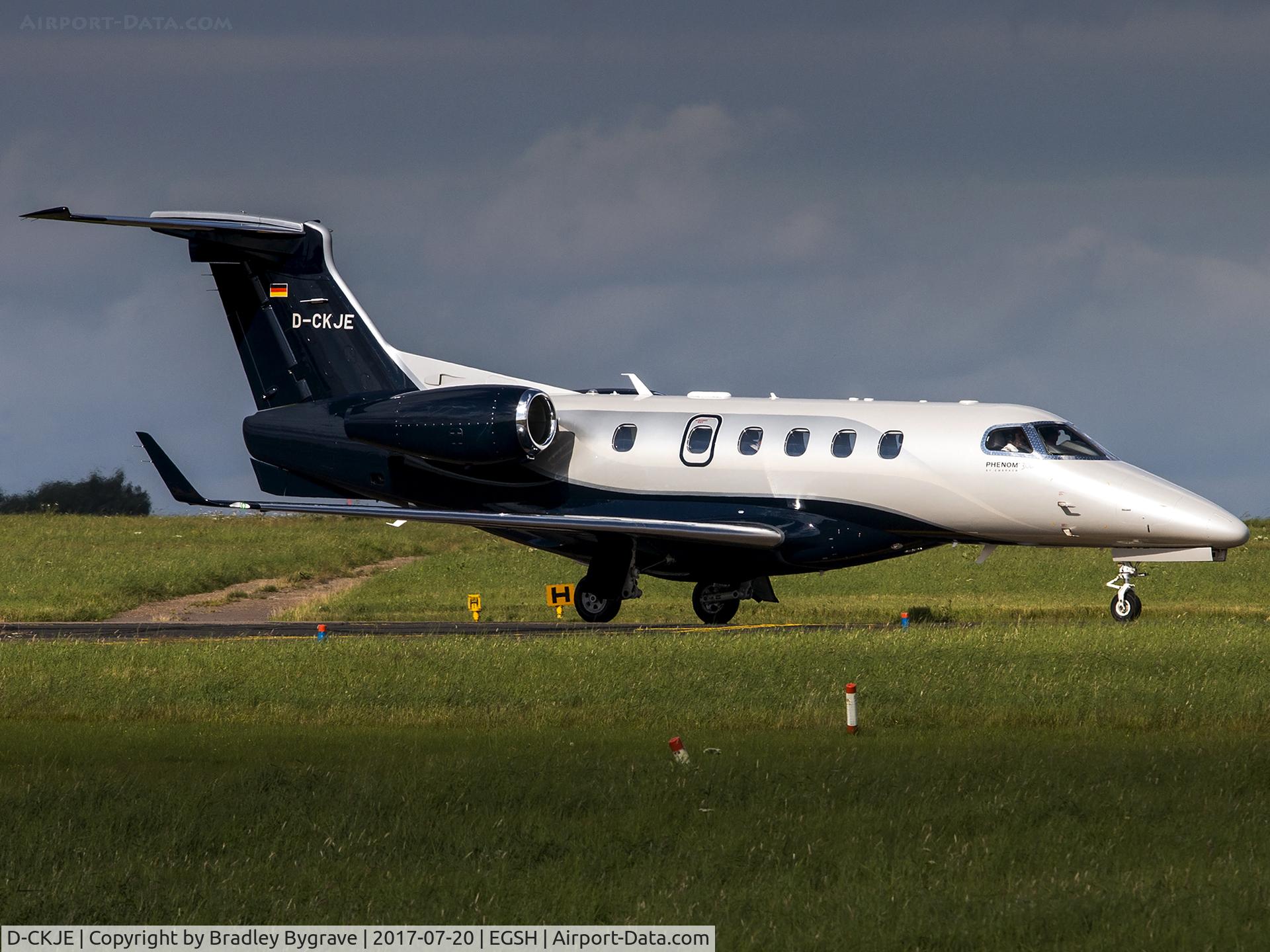 D-CKJE, 2017 Embraer EMB-505 Phenom 300 C/N 50500404, Taxiing to the saxon ramp