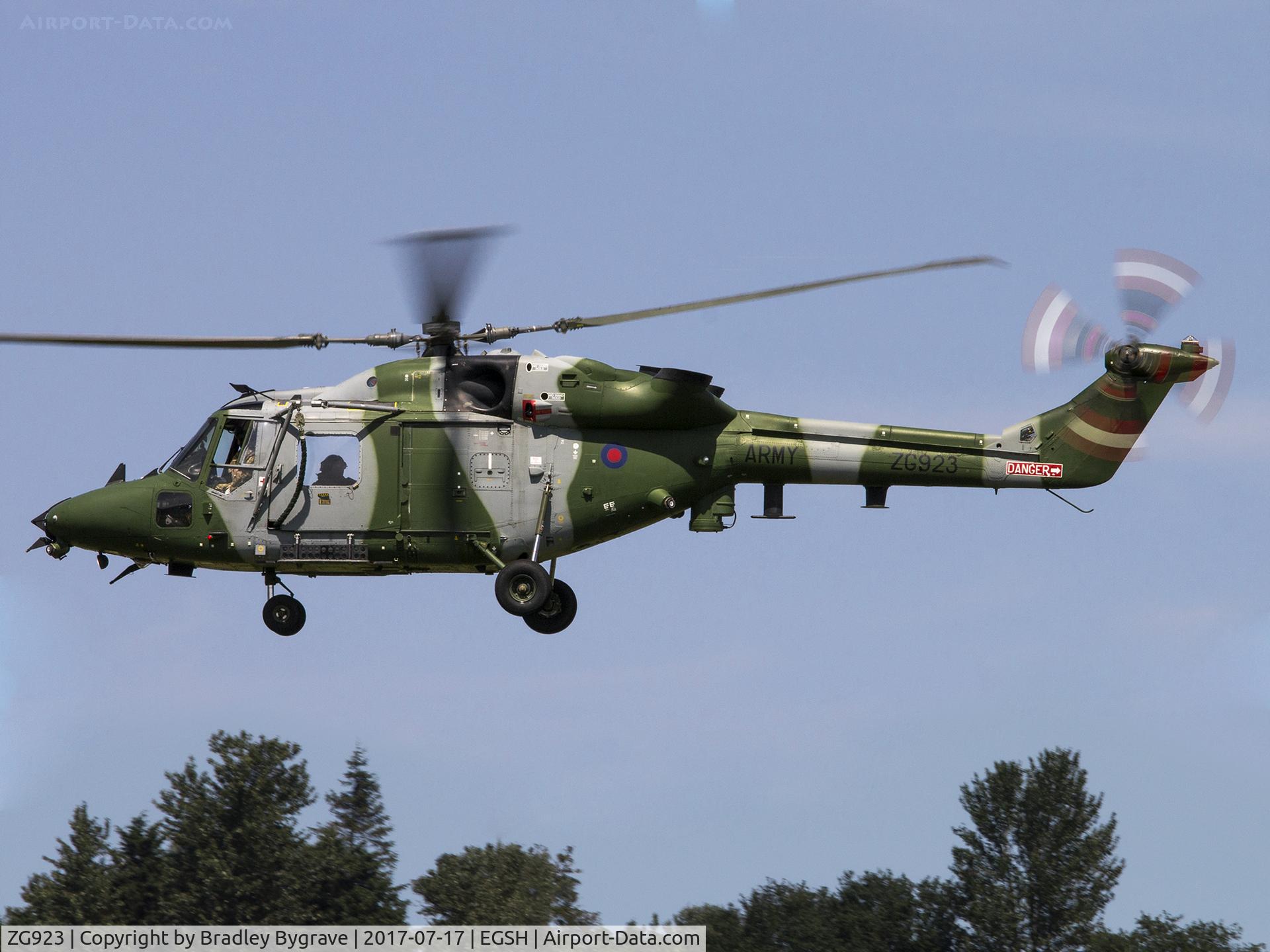 ZG923, Westland Lynx AH.9A C/N 362, Climbing away from runway 27