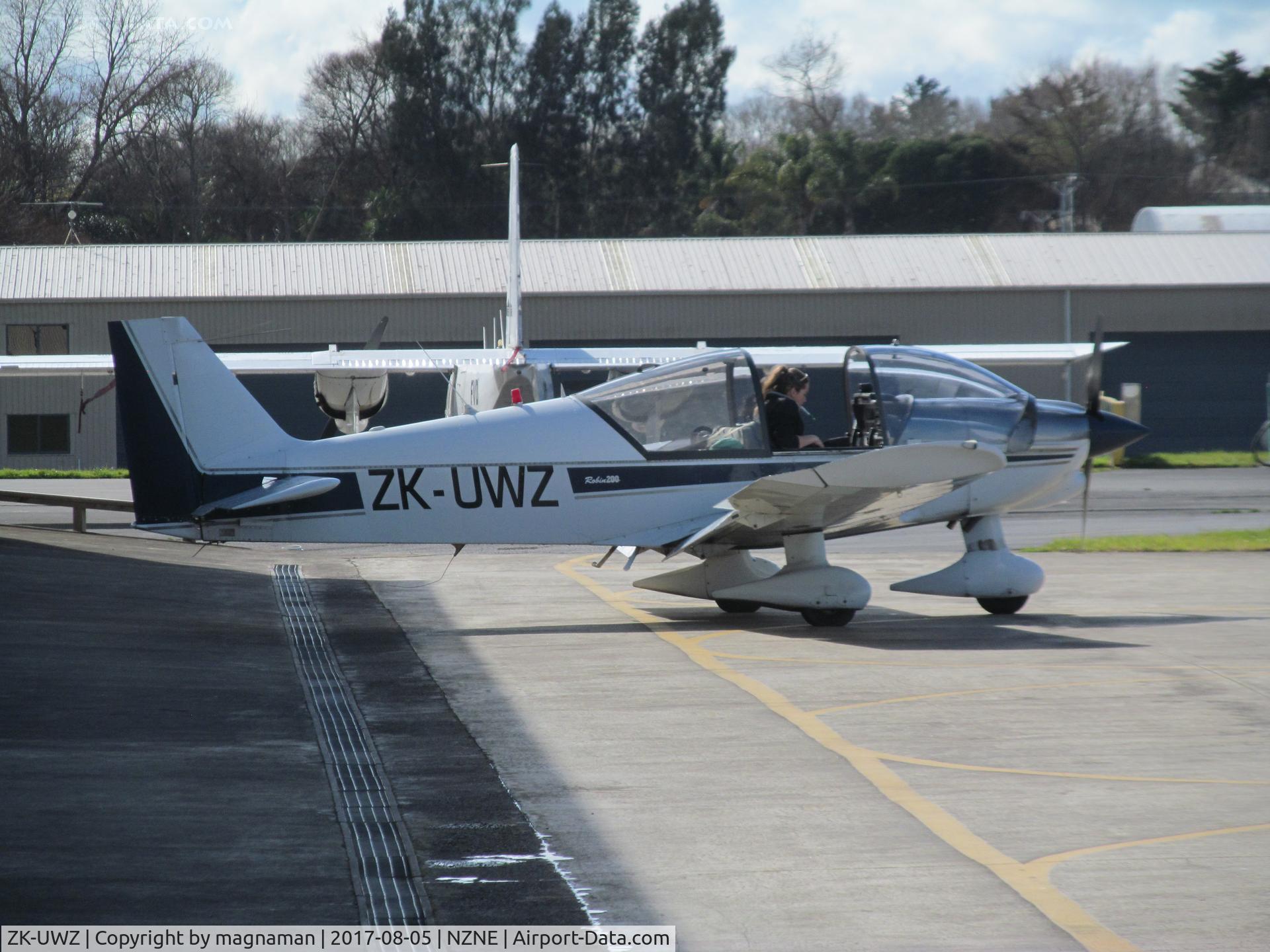 ZK-UWZ, Robin R-200-120B Ecole C/N 254, On apron