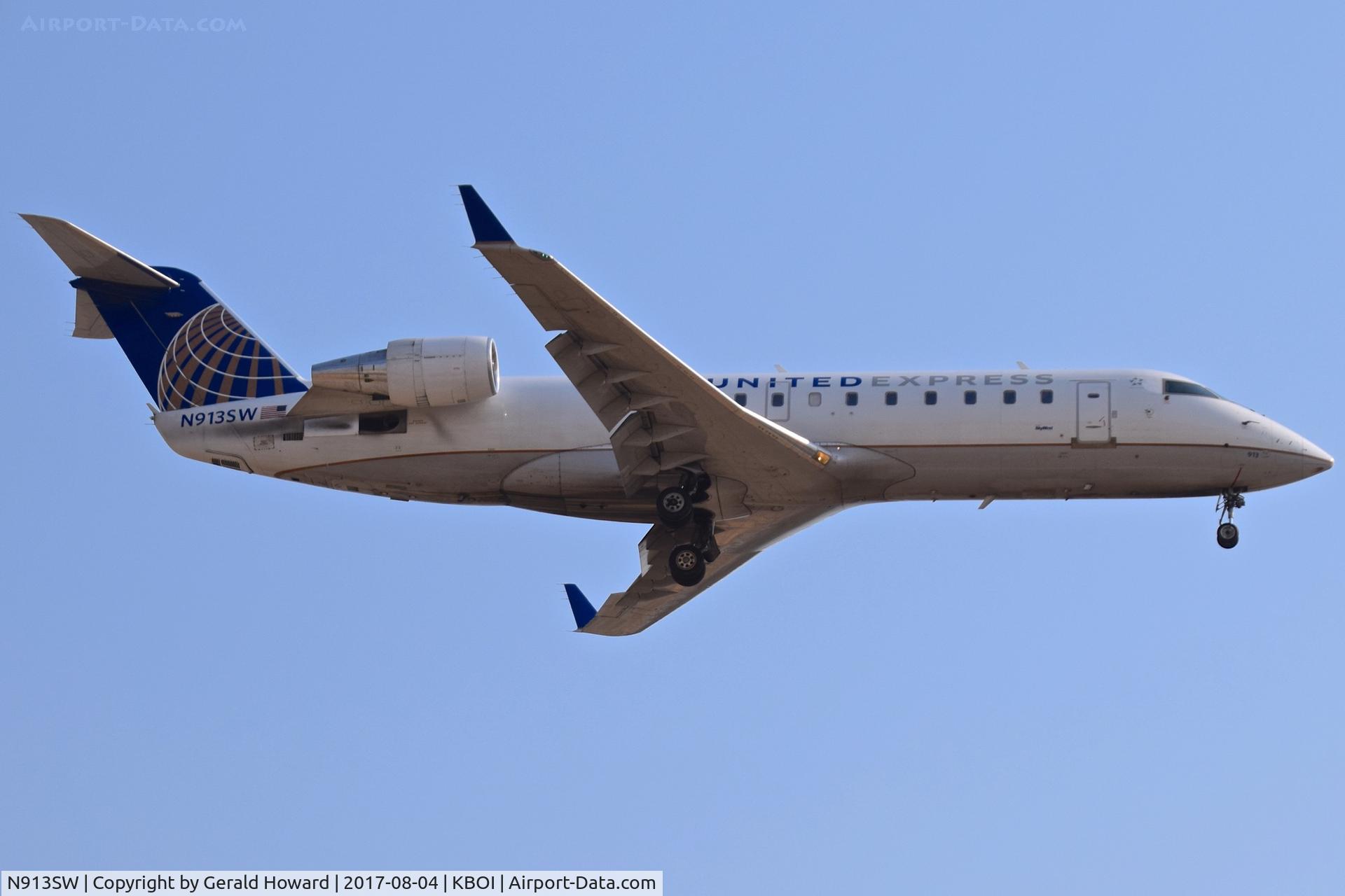 N913SW, 2001 Bombardier CRJ-200ER (CL-600-2B19) C/N 7597, Landing RWY 10L.