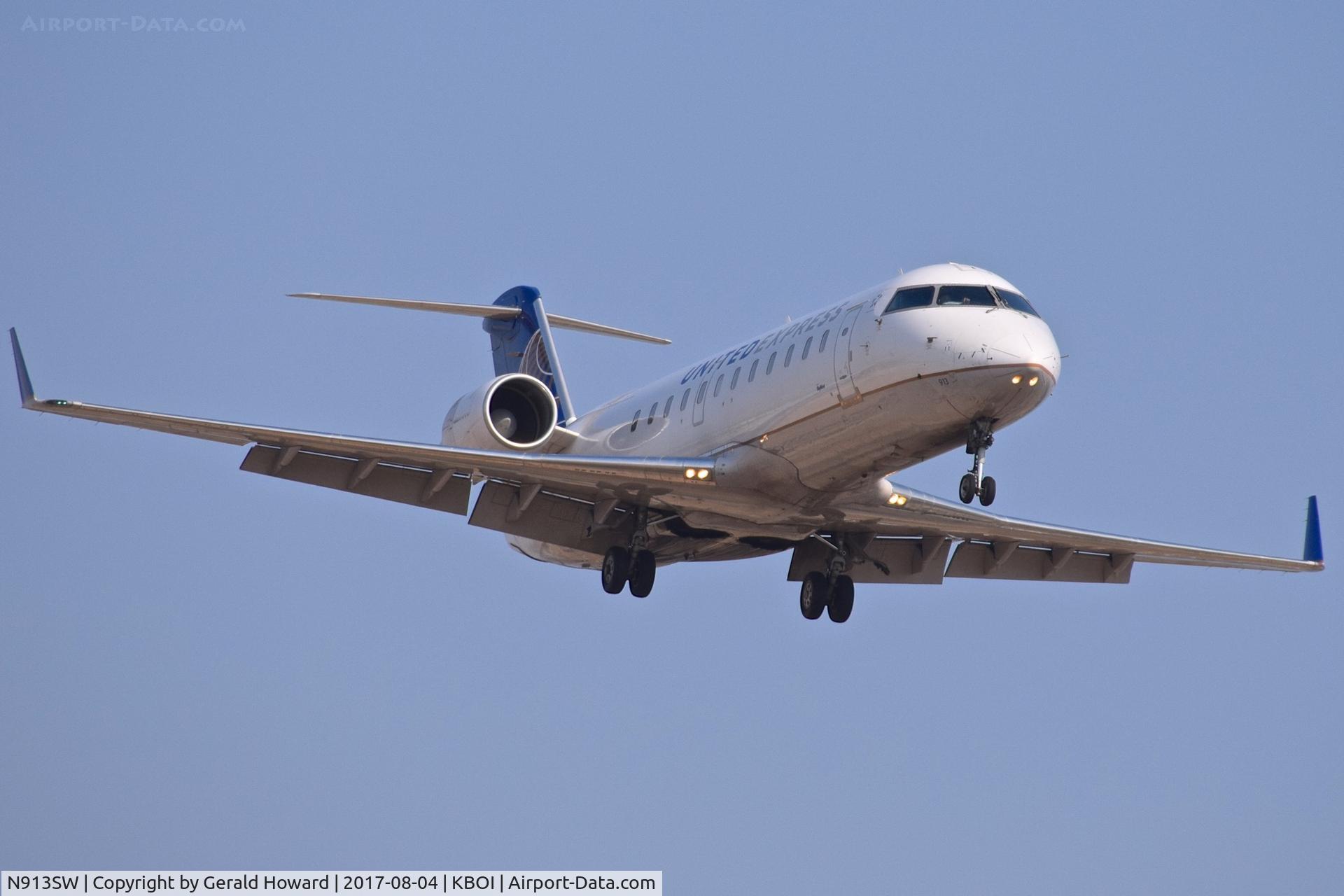 N913SW, 2001 Bombardier CRJ-200ER (CL-600-2B19) C/N 7597, Approach to RWY 10L.