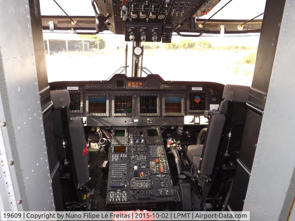 19609, 2006 AgustaWestland EH-101 Merlin Mk.516 C/N 50122, The cockpit.