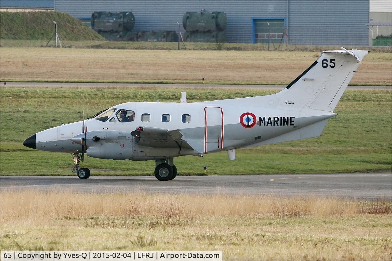 65, 1983 Embraer EMB-121AN Xingu C/N 121065, Embraer EMB-121AN Xingu, Lining up rwy 08, Landivisiau Naval Air Base (LFRJ)