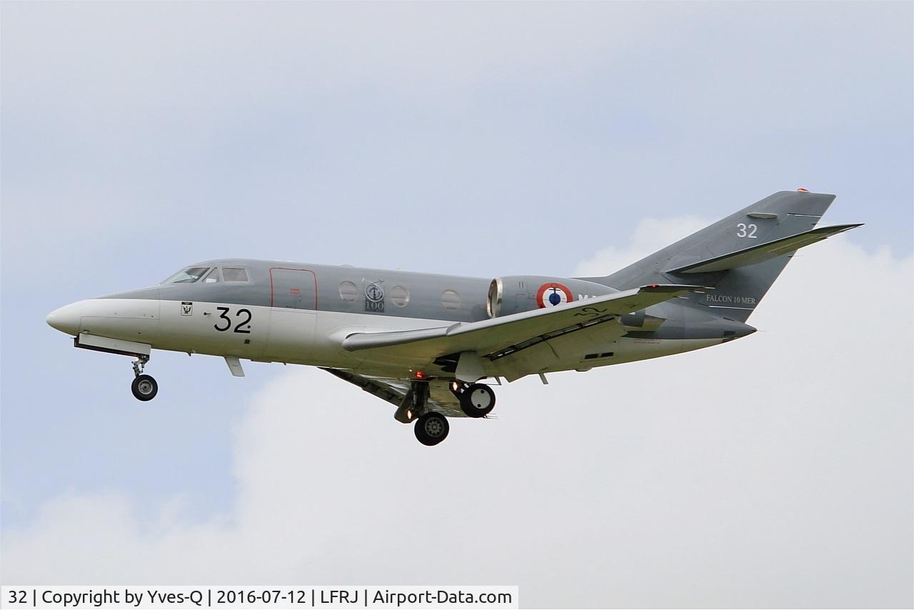 32, 1974 Dassault Falcon 10MER C/N 32, Dassault Falcon 10 MER, Short approach rwy 26, Landivisiau Naval Air Base (LFRJ)