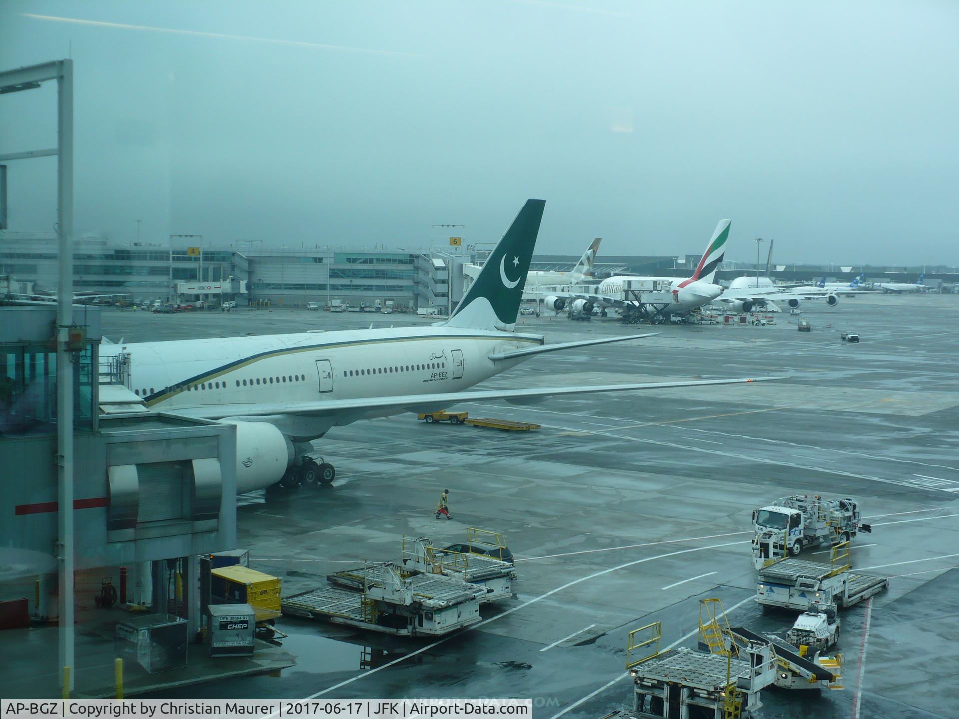 AP-BGZ, 2005 Boeing 777-240/LR C/N 33782, Boeing 777-200LR