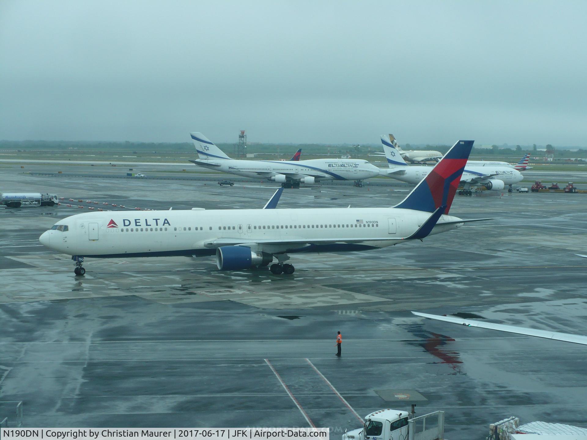 N190DN, 1997 Boeing 767-332 C/N 28447, Boeing 767-300ER