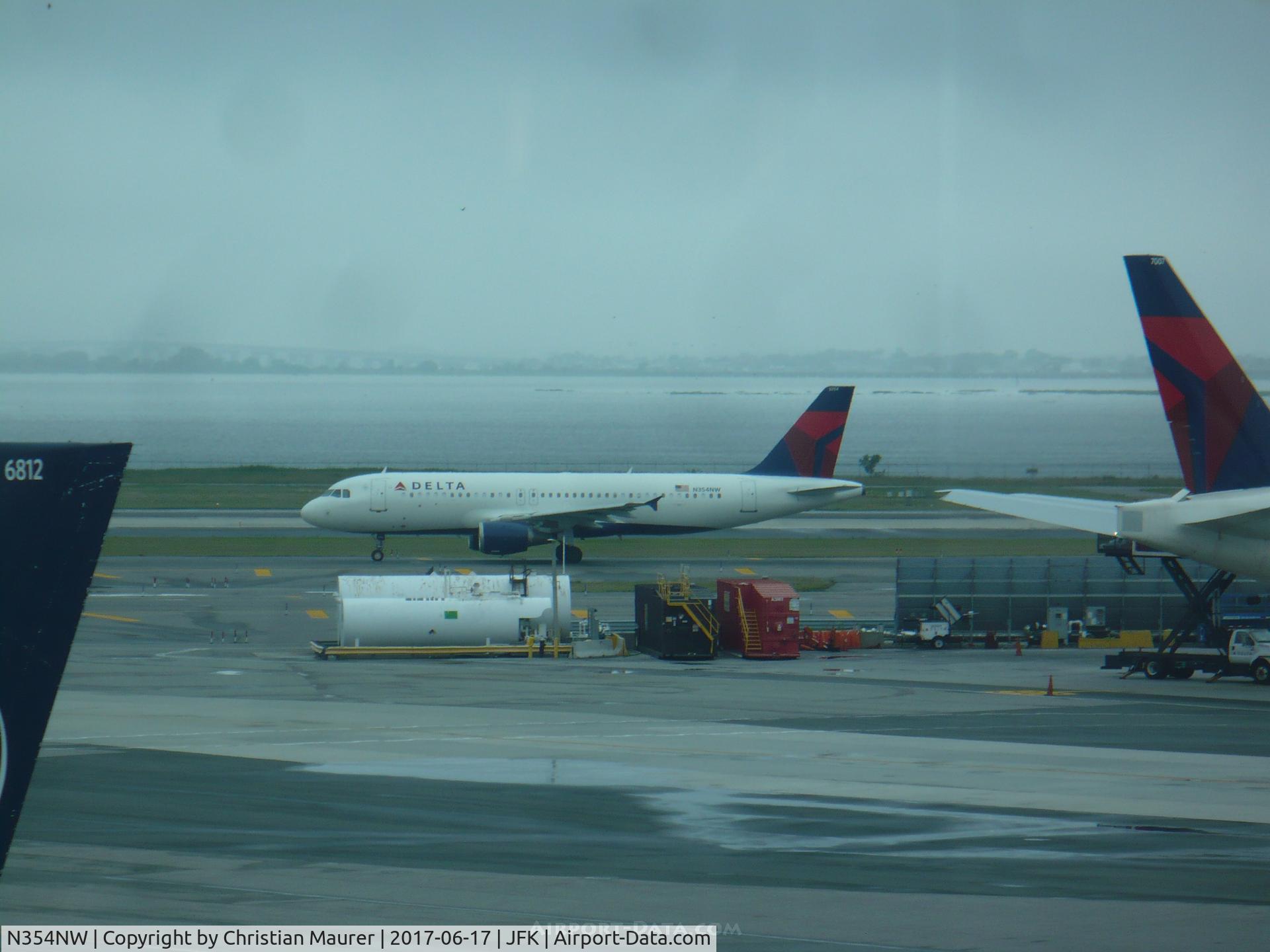 N354NW, 1998 Airbus A320-212 C/N 801, Airbus A320