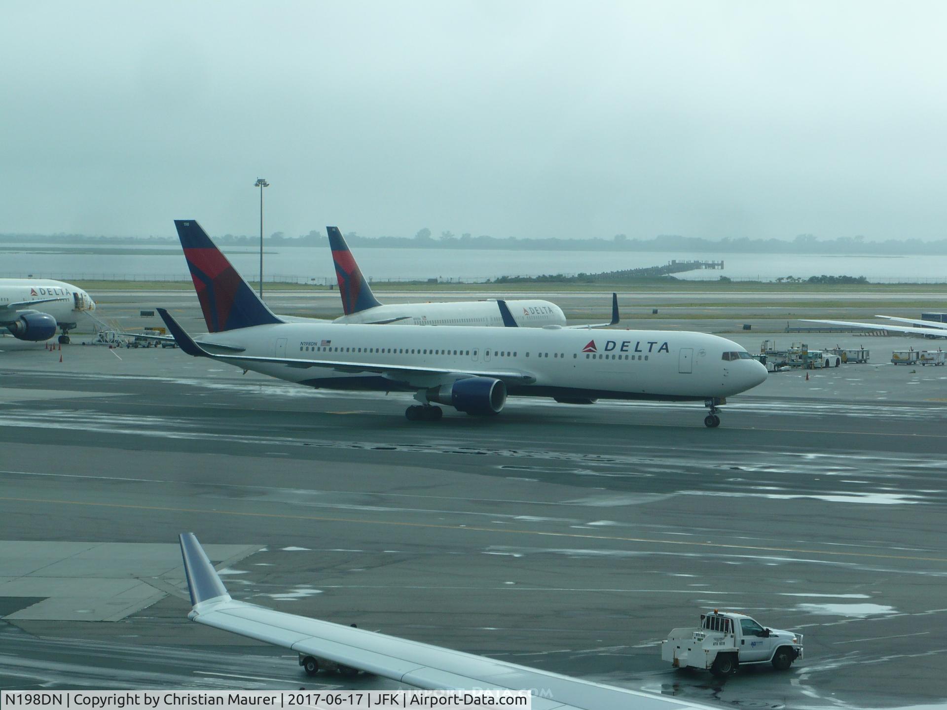N198DN, 1998 Boeing 767-332 C/N 28455, Boeing 767-300ER
