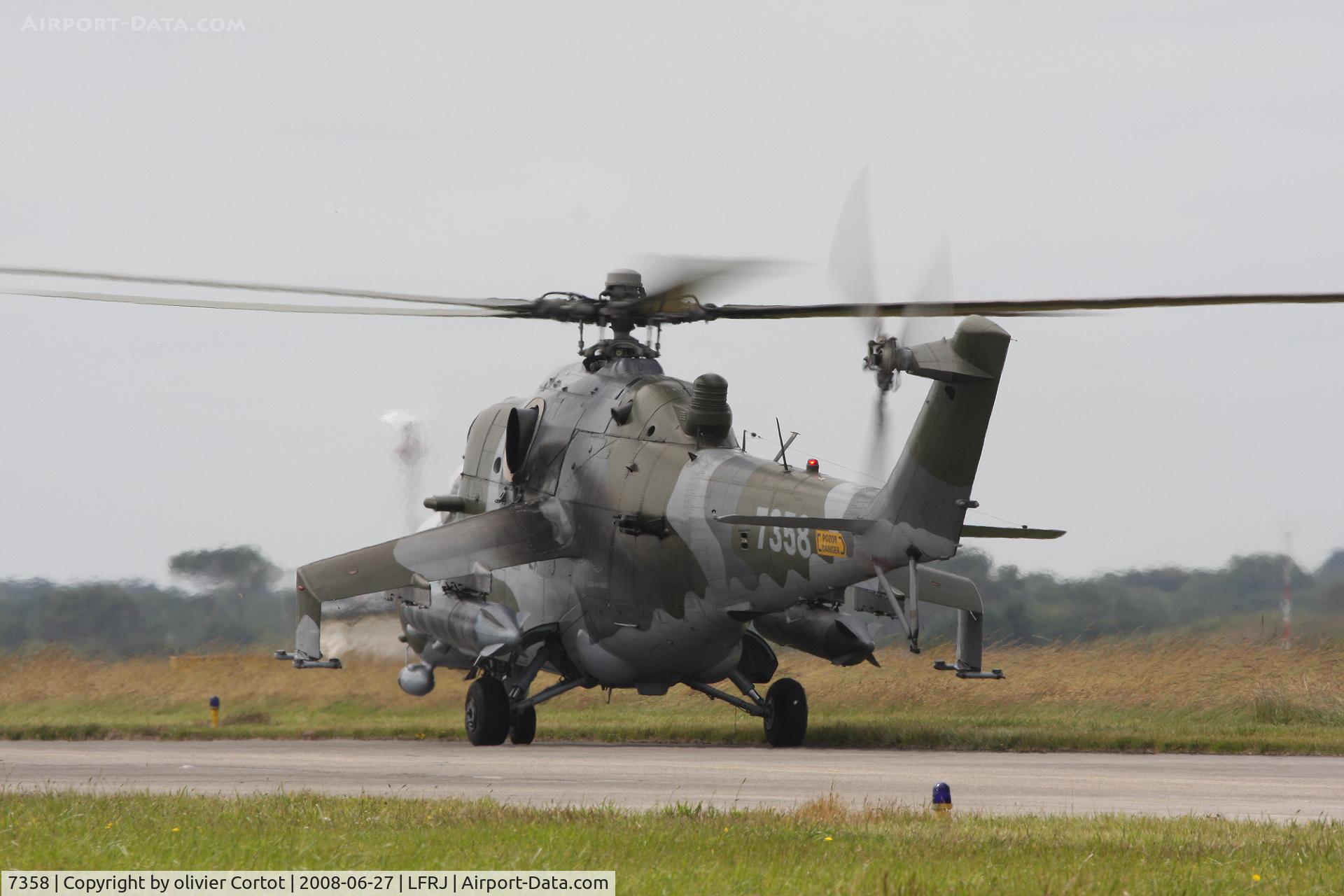 7358, Mil Mi-24V Hind E C/N 087358, Taxiing at tiger meet 2008