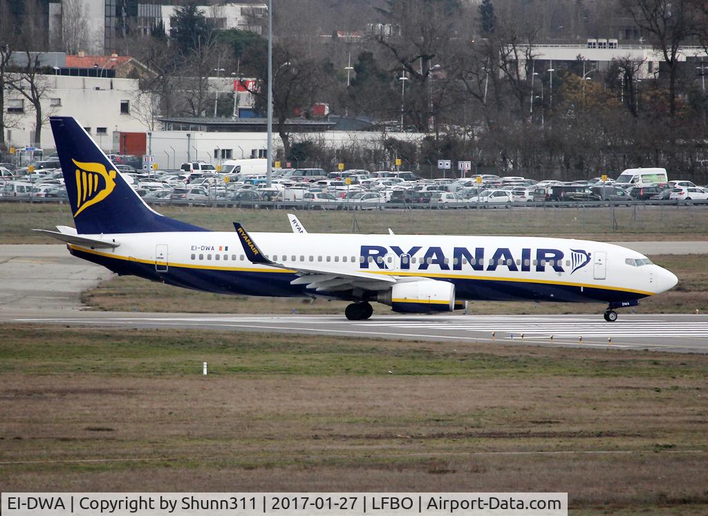EI-DWA, 2007 Boeing 737-8AS C/N 33617, Lining up rwy 14L for departure...