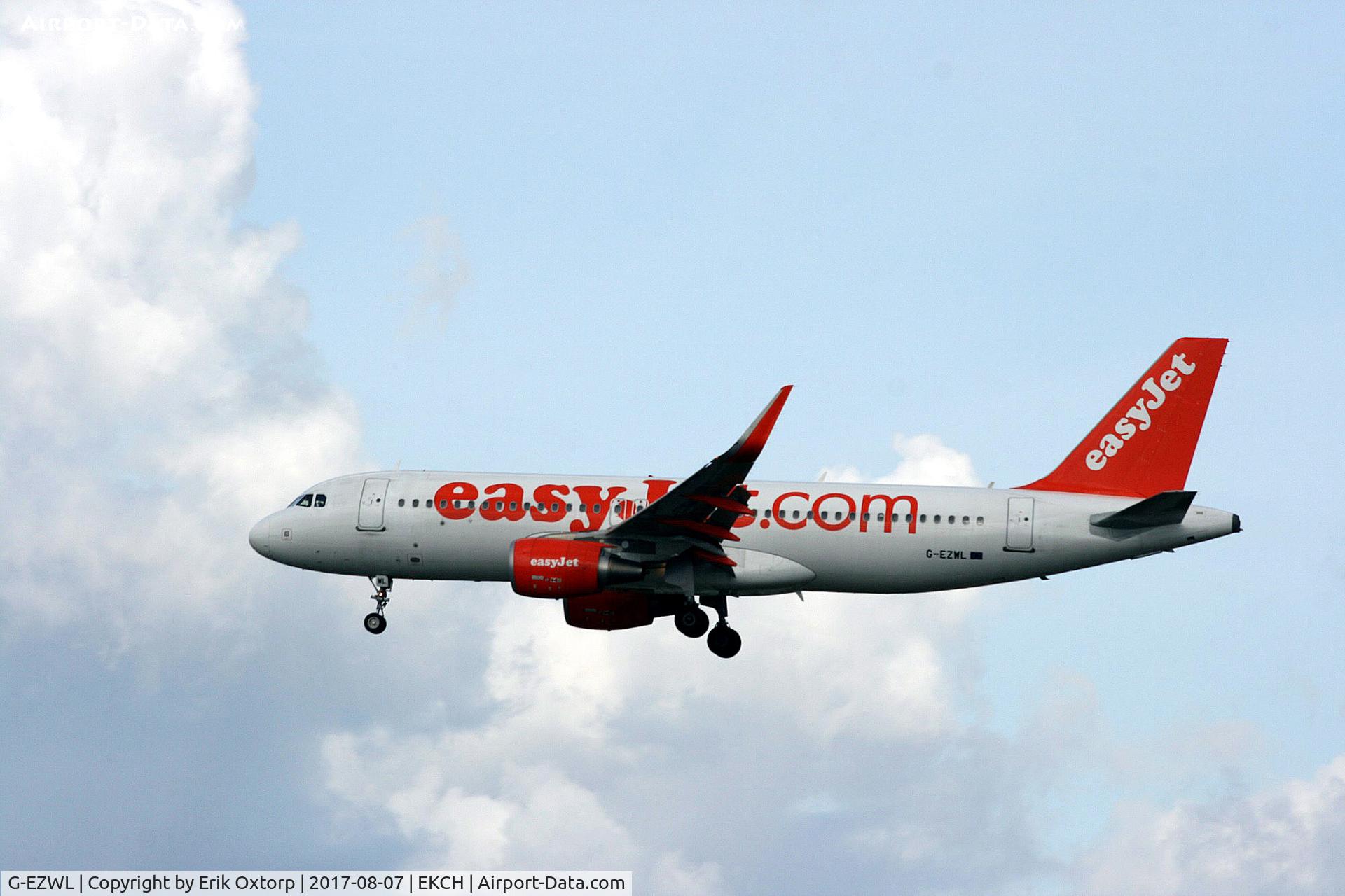 G-EZWL, 2013 Airbus A320-214 C/N 5702, G-EZWL landing rw 22L
