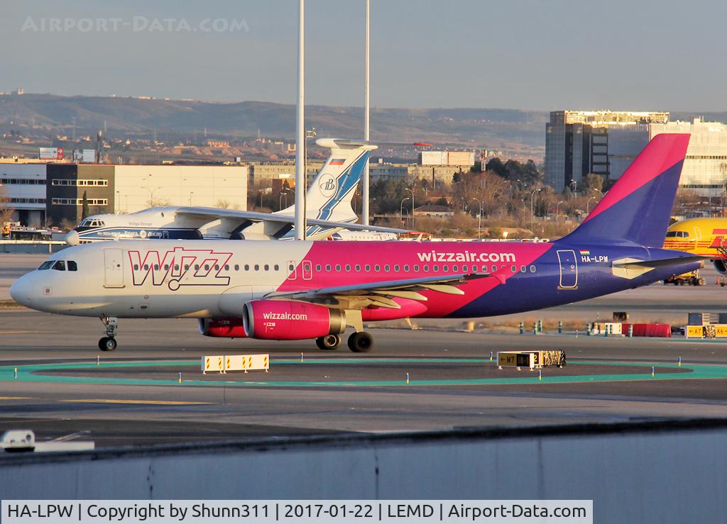HA-LPW, 2009 Airbus A320-232 C/N 3947, Taxiing for departure...