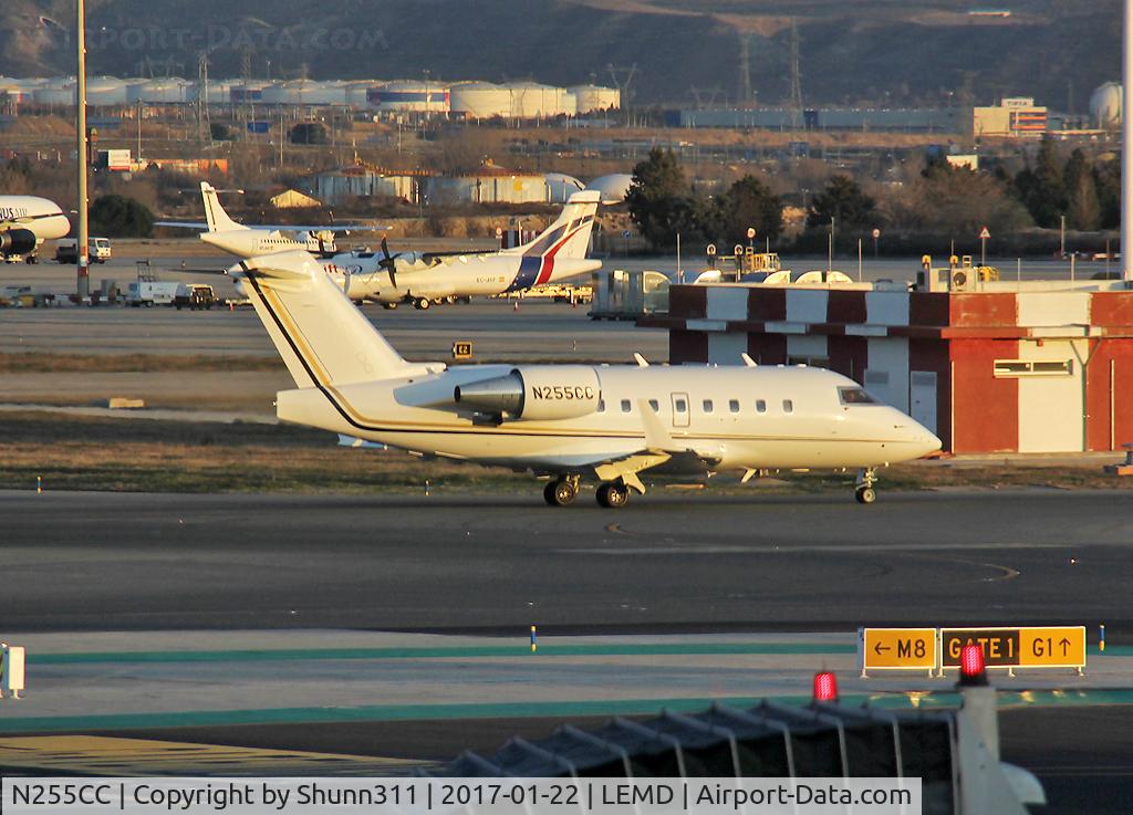 N255CC, 1995 Canadair Challenger 604 (CL-600-2B16) C/N 5302, Taxiing to the General Aviation area...